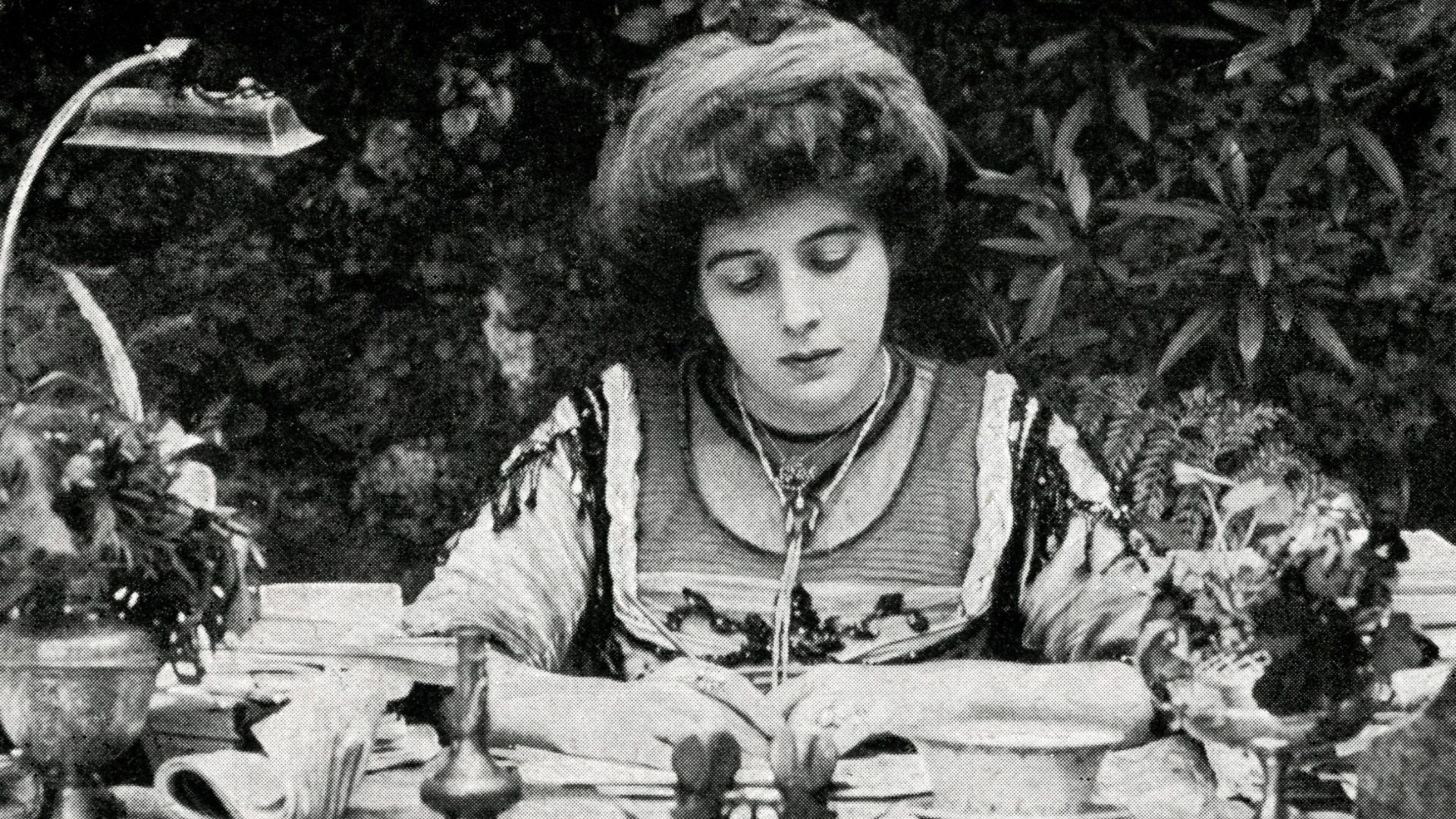 File:De Francaise Marguerite Steinheil(1869-1954), zittend aan een tafel, SFA022004566.jpg