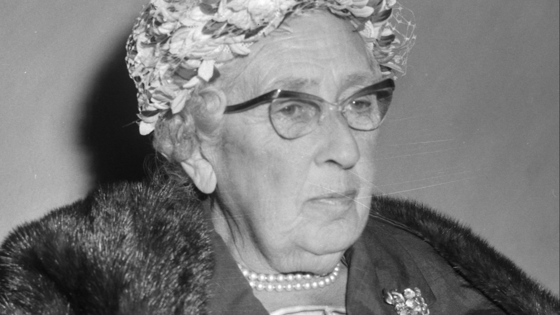 File:Agatha Christie in Nederland (detectiveschrijfster), bij aankomst op Schiphol me, Bestanddeelnr 916-8898 cropped.jpg