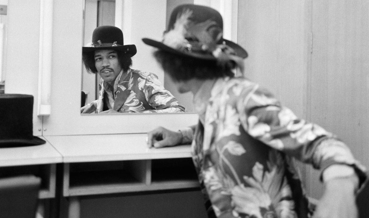 Gettyimages - 2158762924, Jimi Hendrix At Heathrow 1967 Jimi Hendrix checking his reflection in a mirror on the date of his new release with Curtis Knight - Hush Now / Flashing on London Records. 16th December 1967.