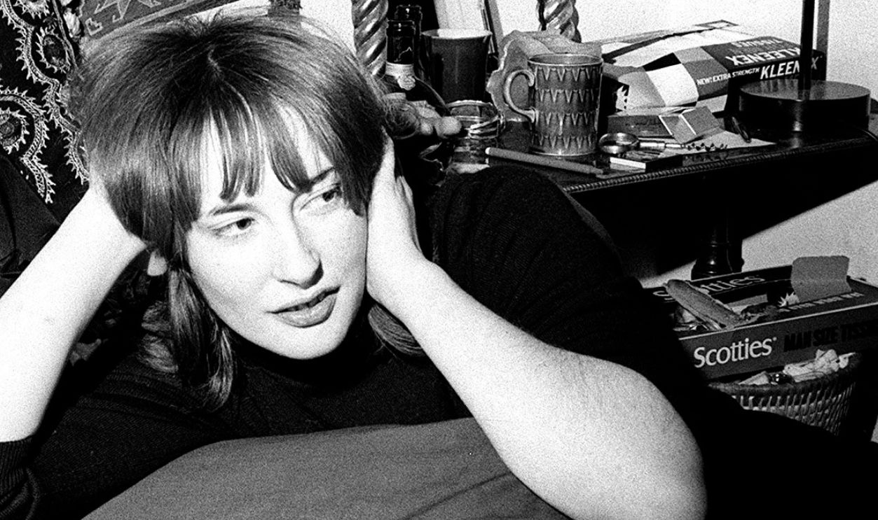 Gettyimages - 1450768686, Jimi Hendrix Singer Jimi Hendrix in London with Kathy Etchingham at his Mayfair flat sitting on bed fashion. 1969.