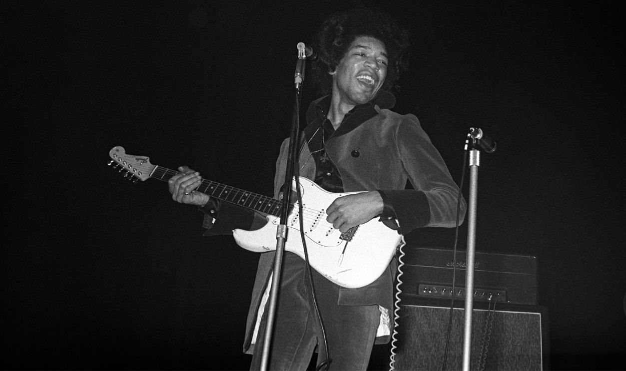 Gettyimages - 85004151, Photo of Jimi HENDRIX UNITED KINGDOM - JANUARY 29: SAVILLE THEATRE Photo of Jimi HENDRIX, performing live onstage