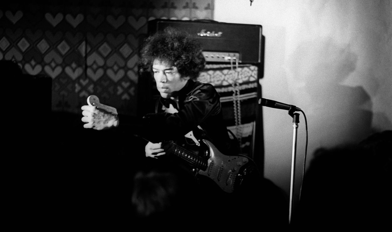 Gettyimages - 85004345, Photo of Jimi HENDRIX UNITED KINGDOM - JANUARY 19: SPEAKEASY Photo of Jimi HENDRIX, performing live onstage at The Speakeasy in Margaret Street London W1