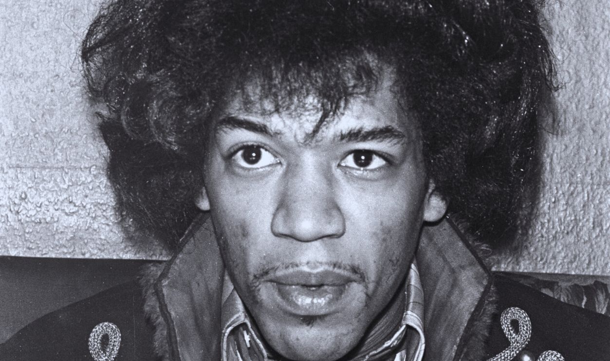 Gettyimages - 883413320, Hendrix, Jimi / Rock-Gitarrist (GERMANY OUT) Der US-amerikanische Rock-Gitarrist und Sänger Jimi Hendrix. Er trägt ein Halstuch sowie eine reichverzierte Jacke mit hohem Kragen. .