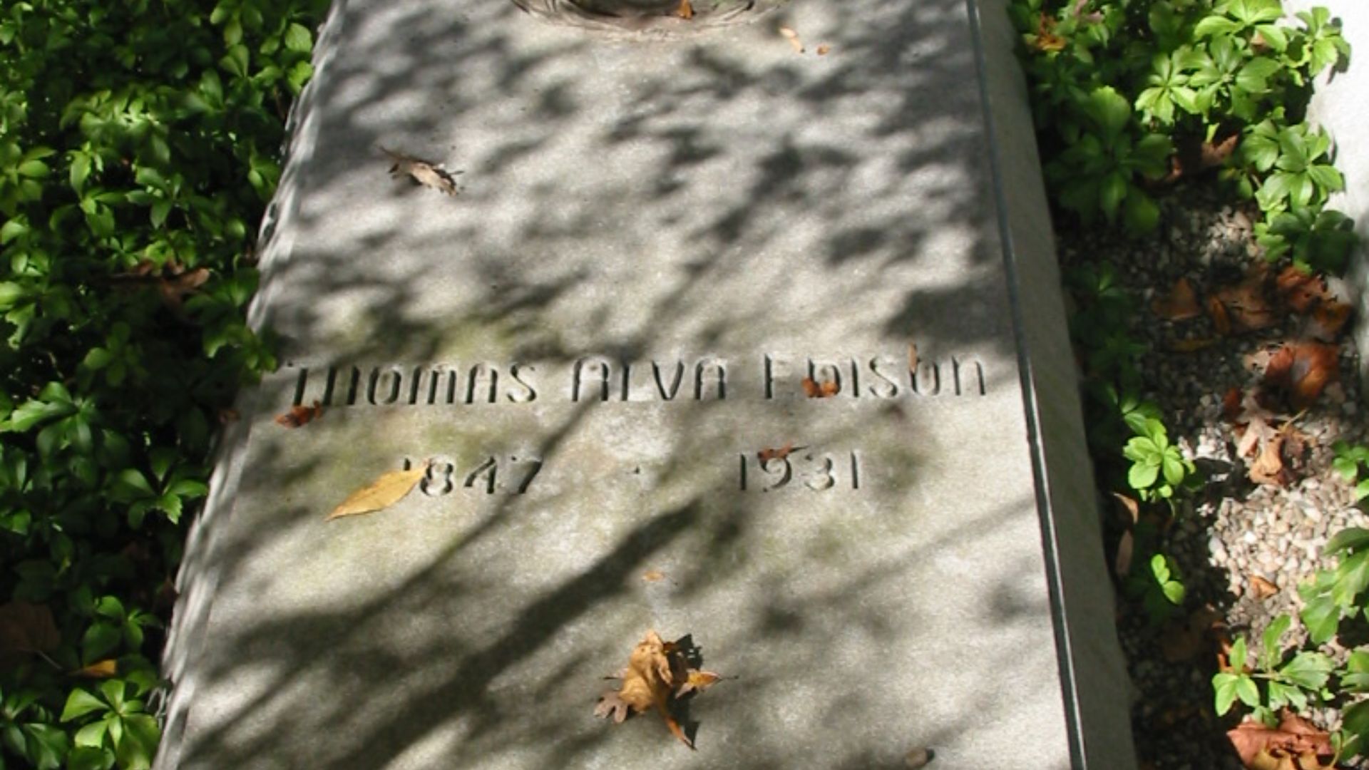 File:Thomas Edison National Historical Park - Edison's grave 2.jpg