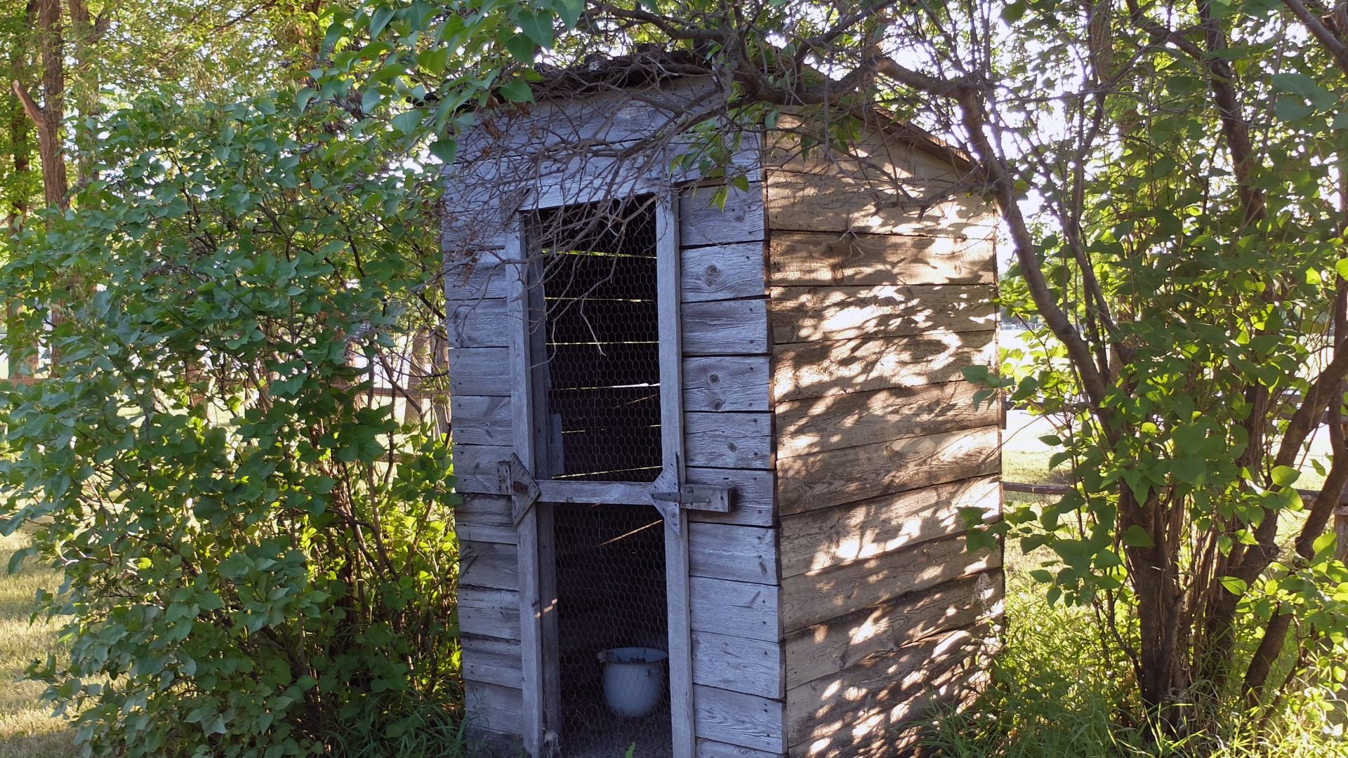 File:Settler's Square Museum-Outhouse.jpg