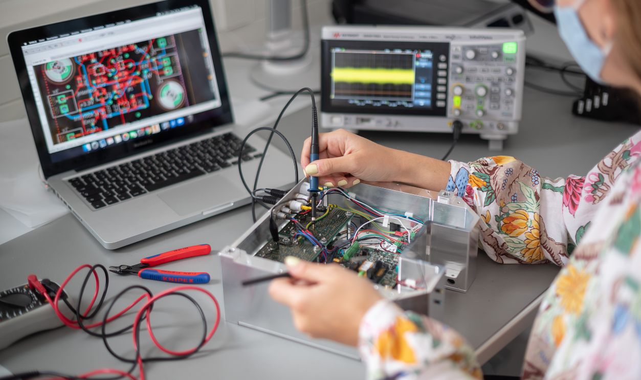  woman shows a voltage measurement on a quantum sensor