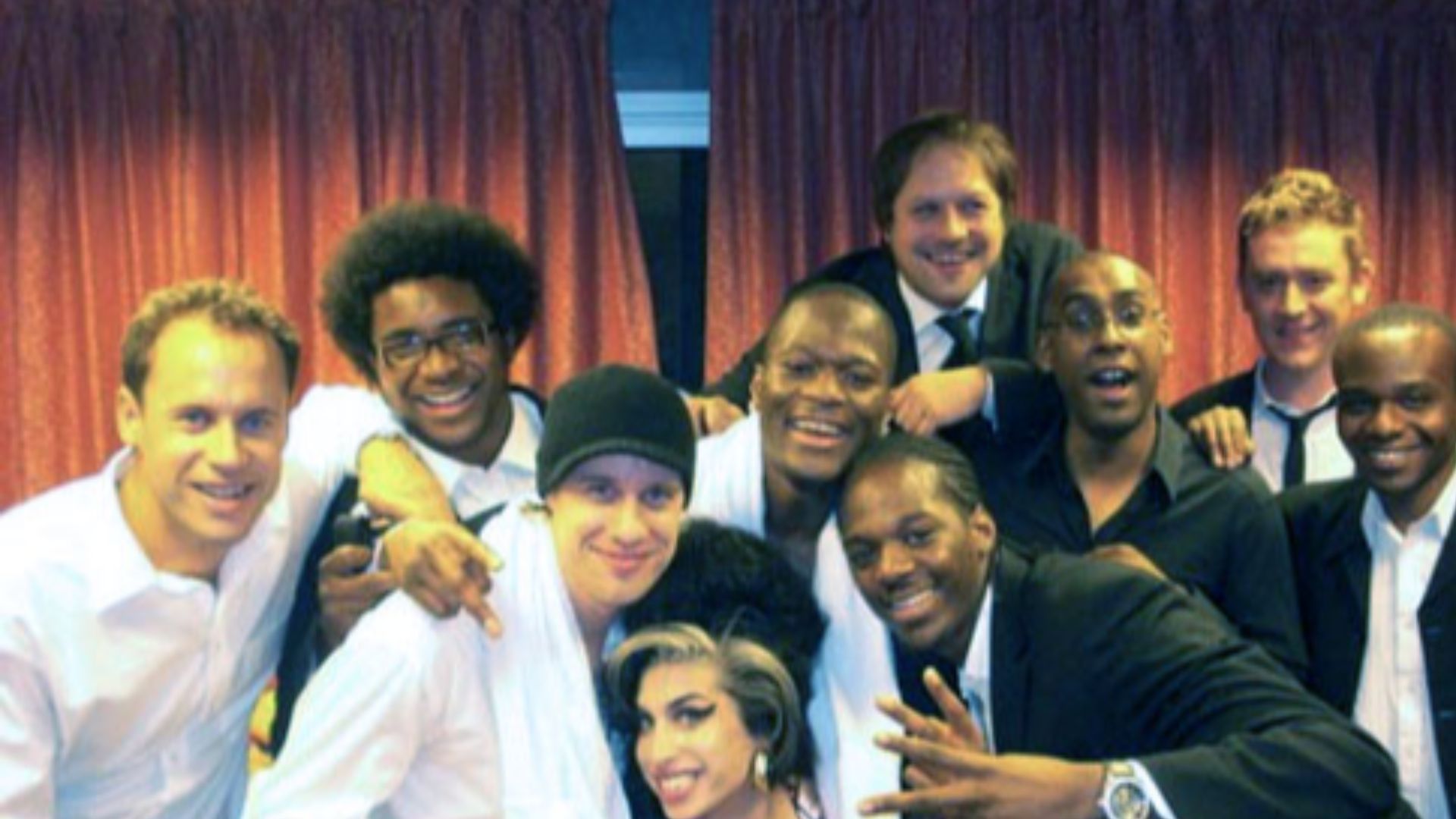 File:Amy Winehouse with backing singers Zalon and Heshima Thompson.jpg