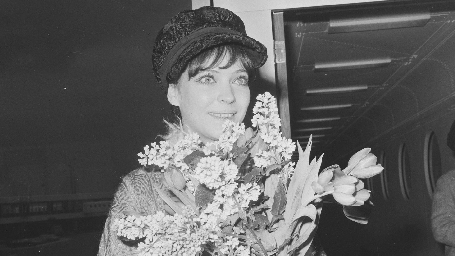 File:Aankomst Franse filmster Anna Karina op Schiphol, Bestanddeelnr 921-0590.jpg