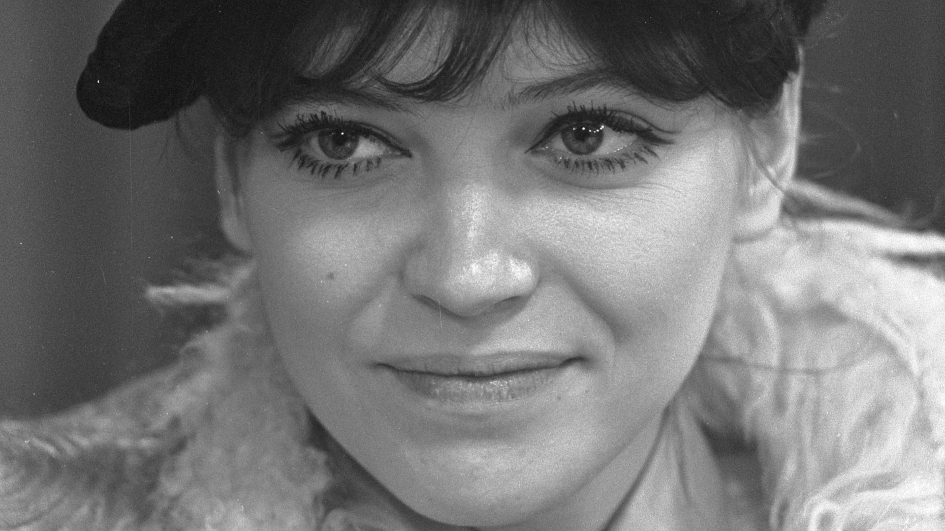 File:Aankomst Franse filmster Anna Karina op Schiphol, Anna Karina tijdens persconfer, Bestanddeelnr 921-0593.jpg