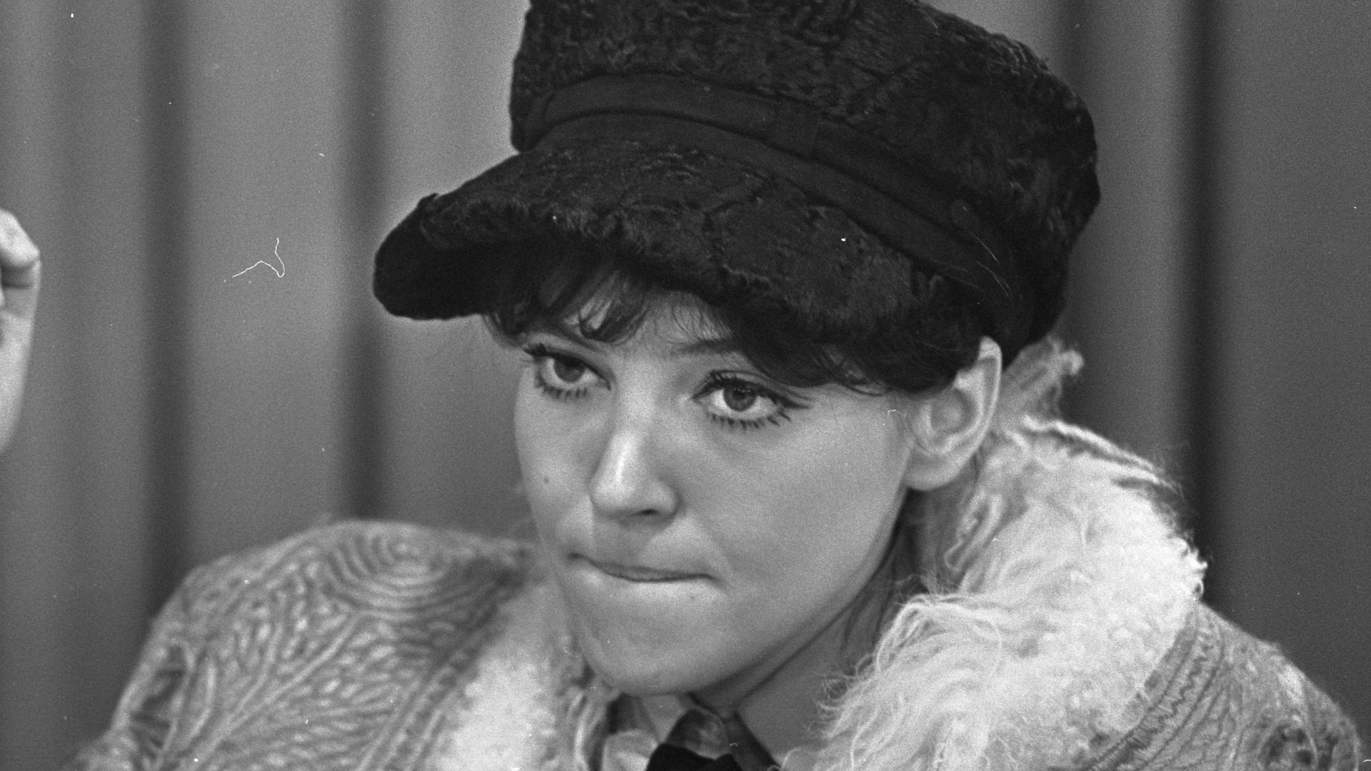 File:Aankomst Franse filmster Anna Karina op Schiphol, Bestanddeelnr 921-0594.jpg