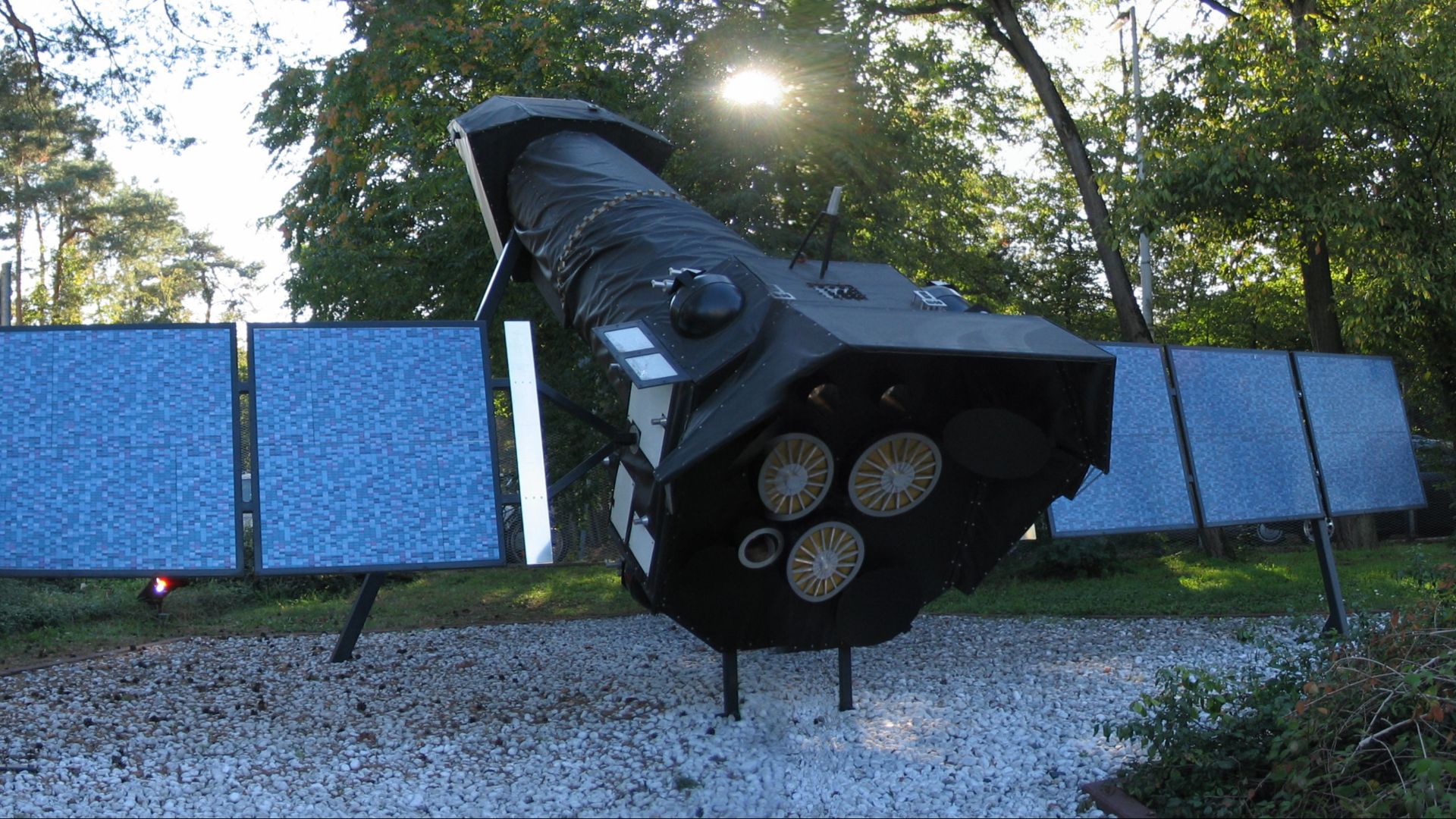 File:XMM-Newton Mock-up in Darmstadt.jpg
