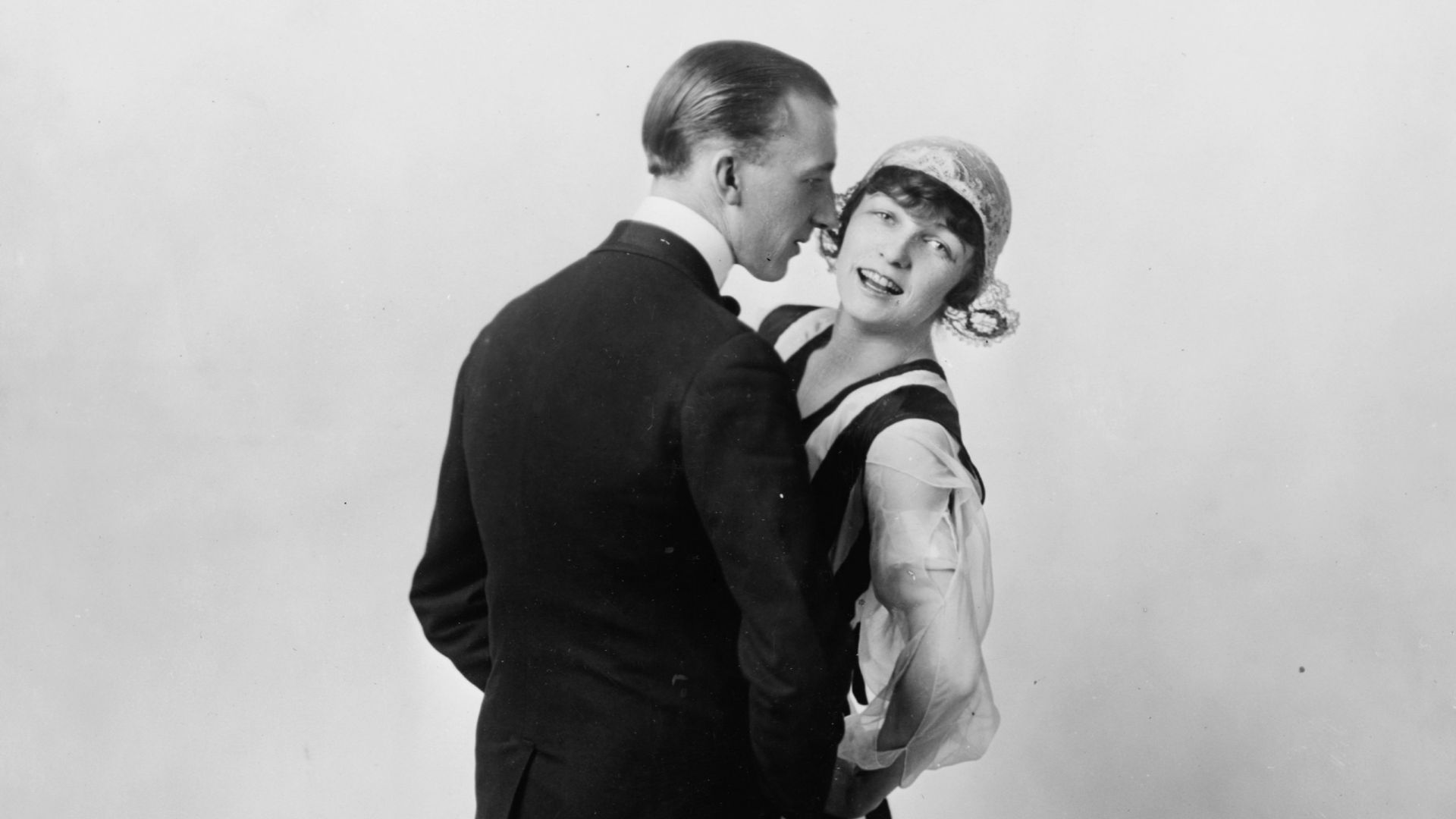 File:Vernon and Irene Castle, full-length portrait, posed, dancing LCCN98503252.jpg