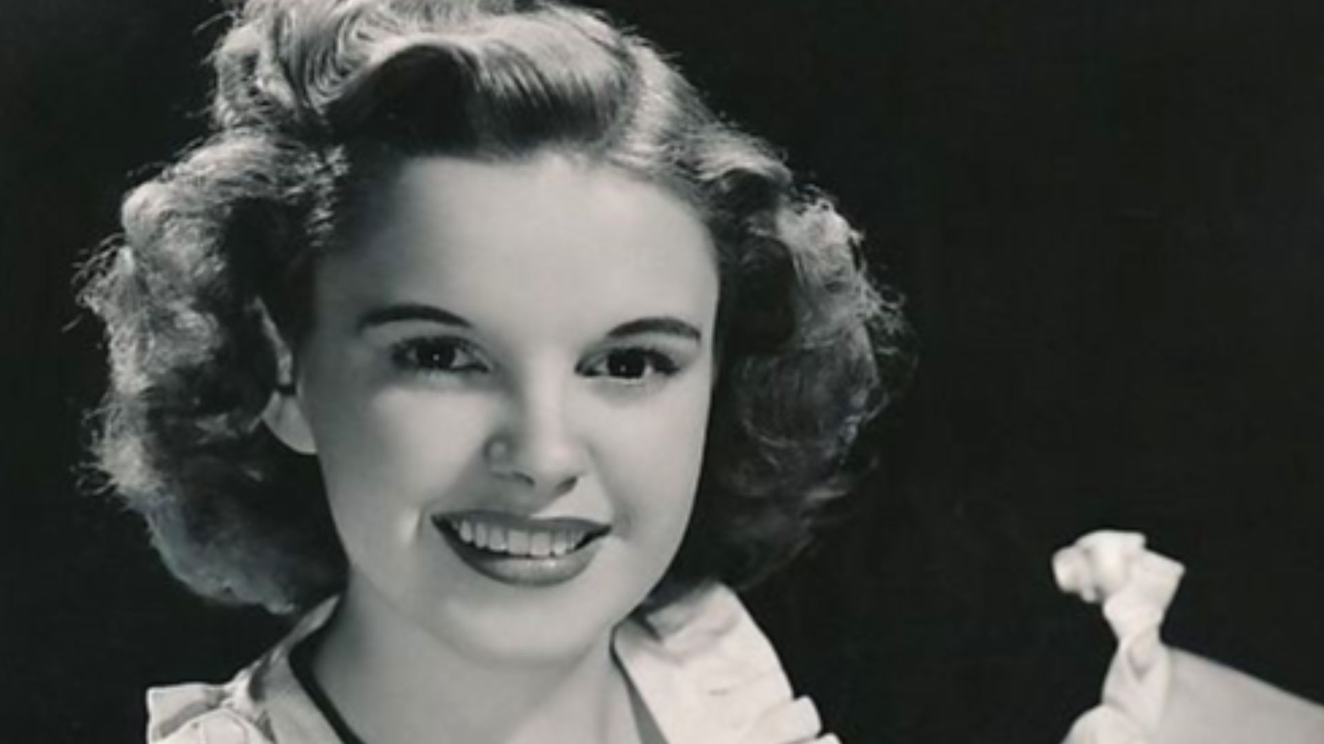File:Judy Garland publicity photo 1939.jpg