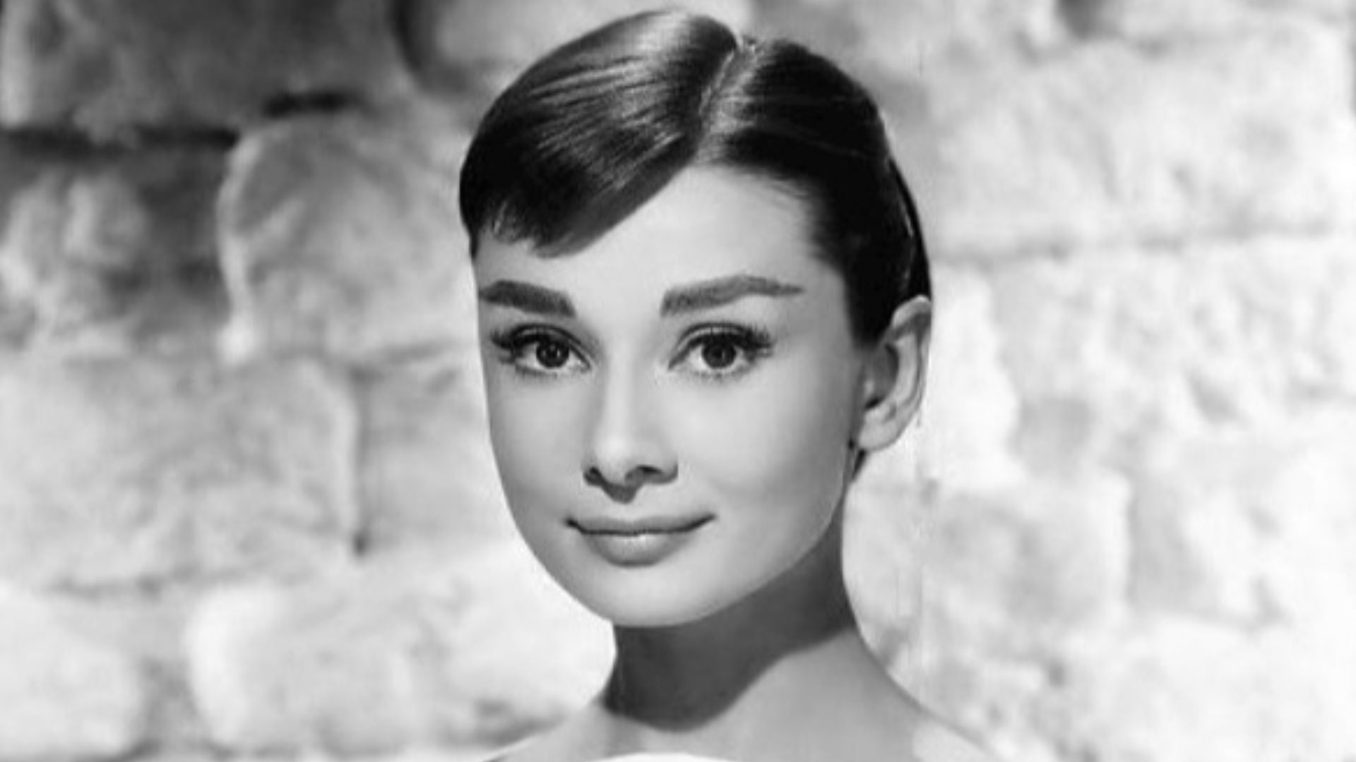 File:Audrey Hepburn 1956 (2).jpg