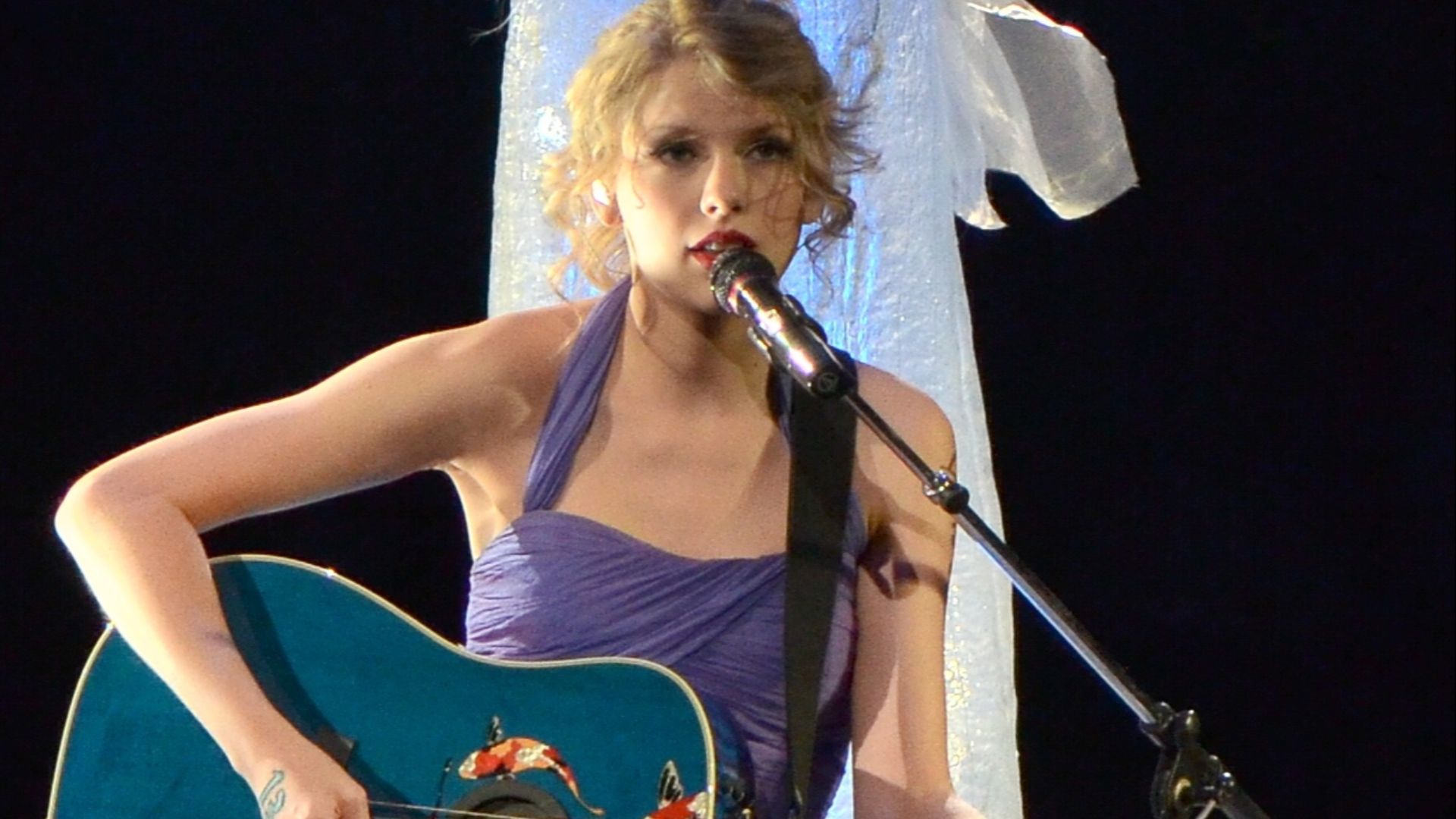 File:Taylor Swift 2011crop.jpg