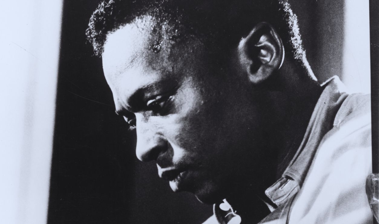 Gettyimages - 74260189, Portrait NEW YORK - CIRCA 1956: Jazz trumpeter Miles Davis poses for a portrait early in his career playing his horn in circa 1956 in New York City, New York.