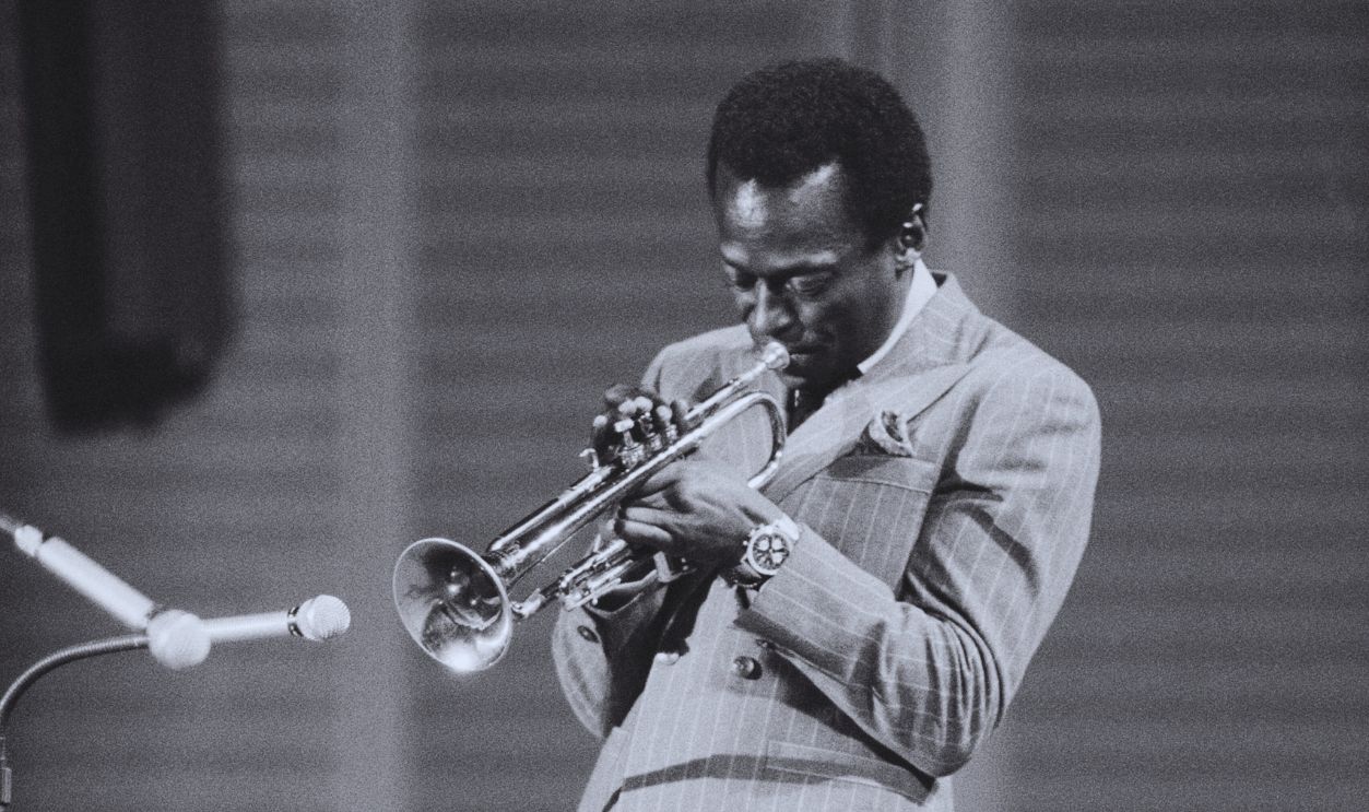 Gettyimages - 73909076, Miles In Germany WEST GERMANY - CIRCA 1959: Jazz trumpeter and composer Miles Davis plays trumpet as he performs onstage in circa 1959 in West Germany.