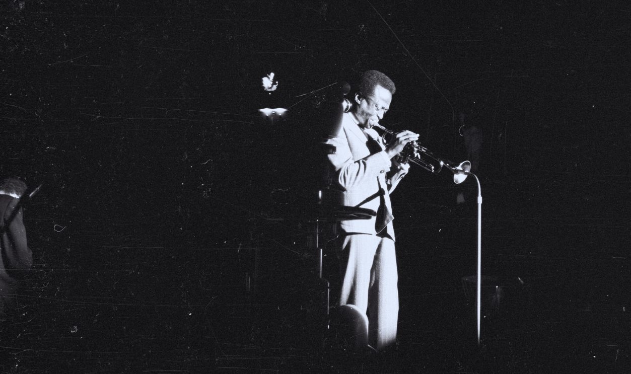 Gettyimages - 74259513, Miles In Germany WEST GERMANY - CIRCA 1959: Jazz trumpeter and composer Miles Davis plays trumpet as he performs onstage in circa 1959 in West Germany.
