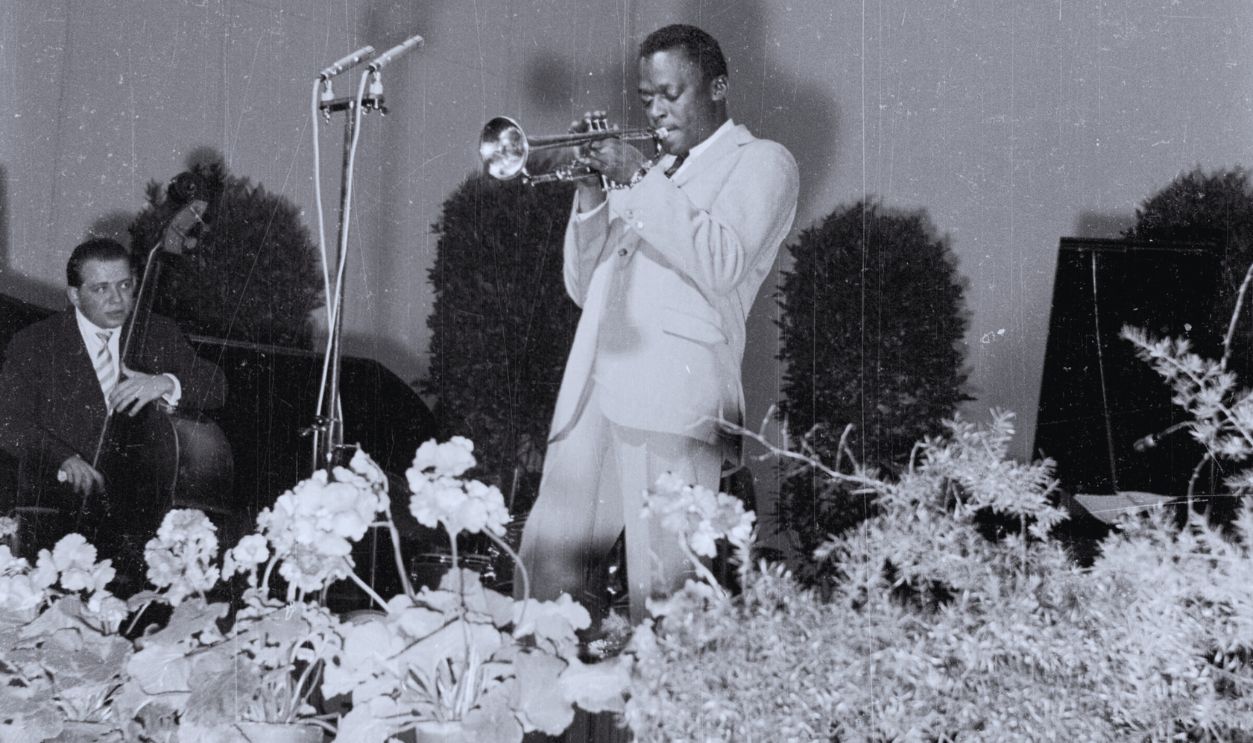 Gettyimages - 74260183, Miles & Lester CIRCA 1955: Jazz trumpeter Miles Davis performs onstage with saxophonist Lester Young in circa 1955.
