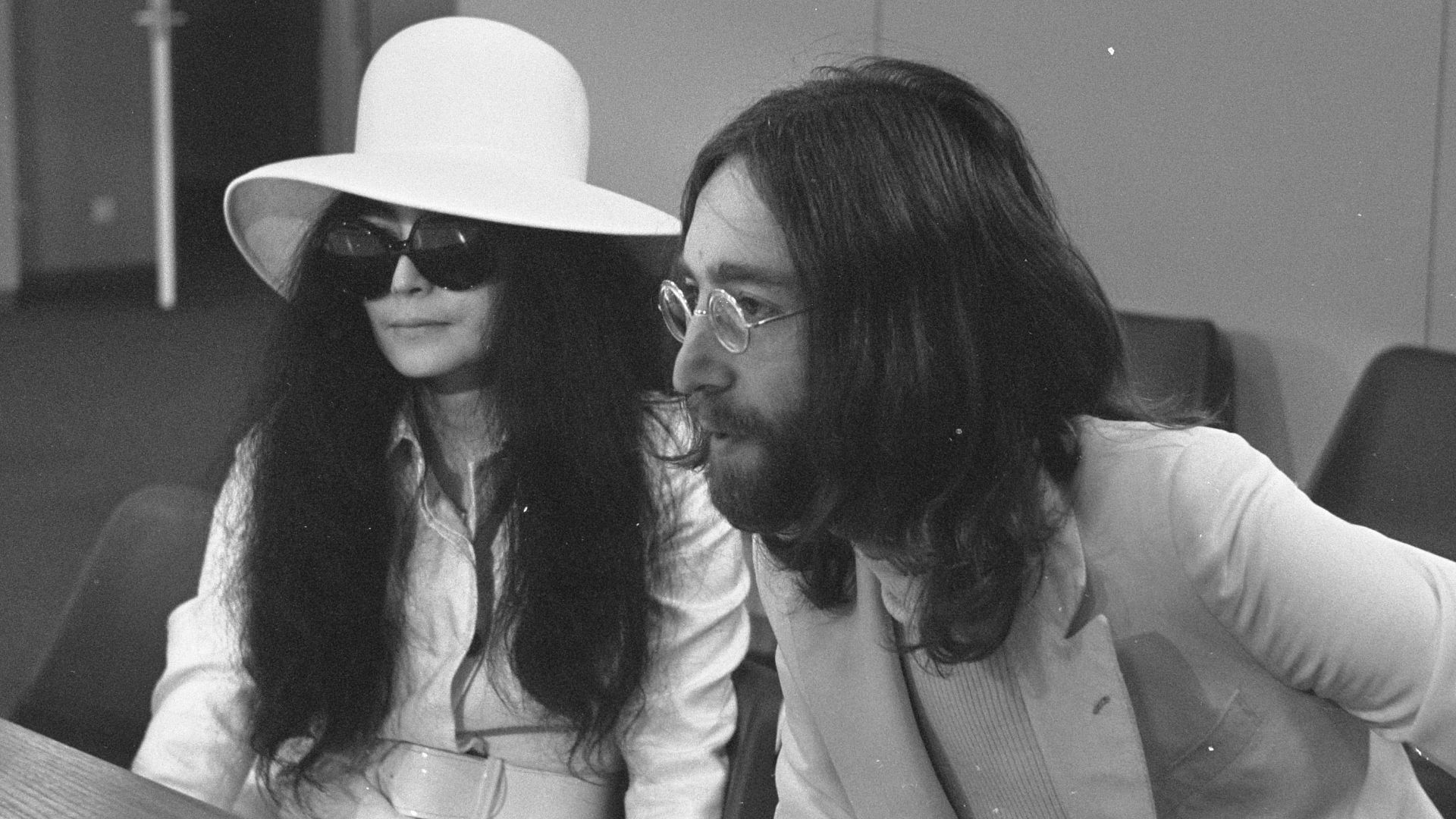 File:John Lennon en echtgenote Yoko Ono vertrekken van Schiphol naar Wenen in de vert, Bestanddeelnr 922-2496.jpg