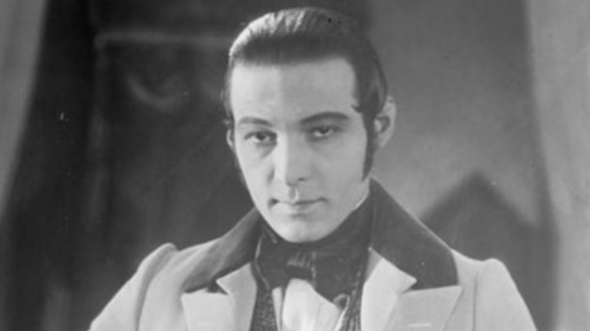 File:Rudolph Valentino 1.jpg