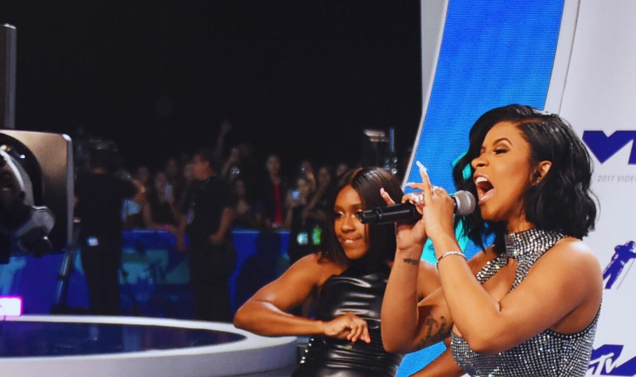Gettyimages - 840022632, 2017 MTV Video Music Awards - Arrivals INGLEWOOD, CA - AUGUST 27: Cardi B performs onstage during the 2017 MTV Video Music Awards at The Forum on August 27, 2017 in Inglewood, California. 