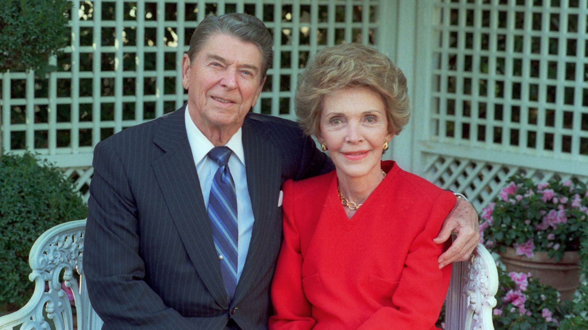 File:President Ronald Reagan and Nancy Reagan pose on the White House grounds.jpg