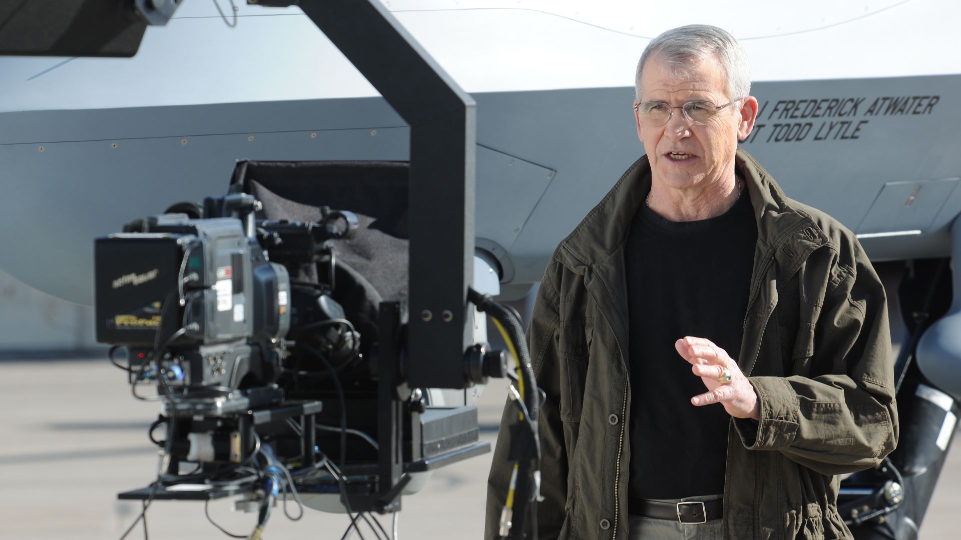 File:Oliver North at Holloman Air Force Base (4462410923).jpg