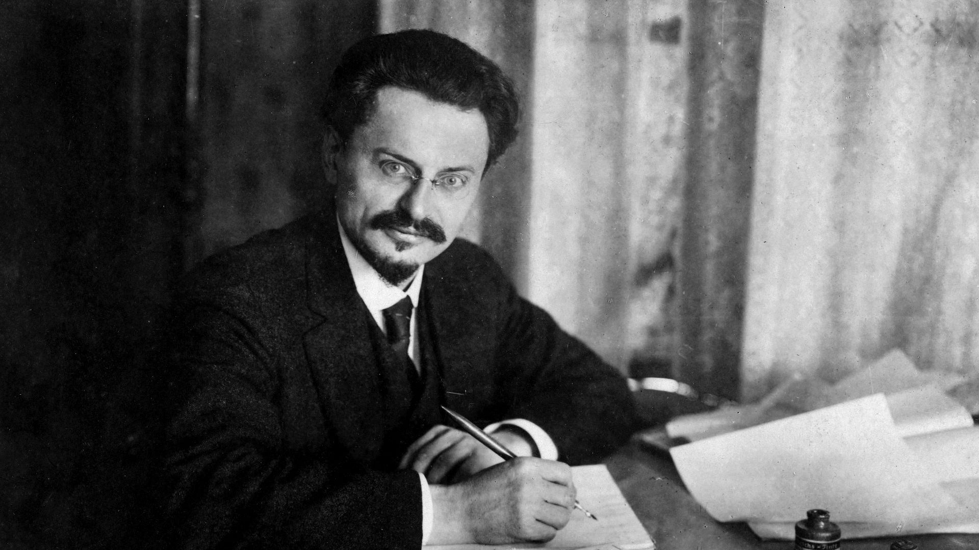 File:Portret van Leon Trotski achter een bureau, RP-F-F02908 B&W.jpg