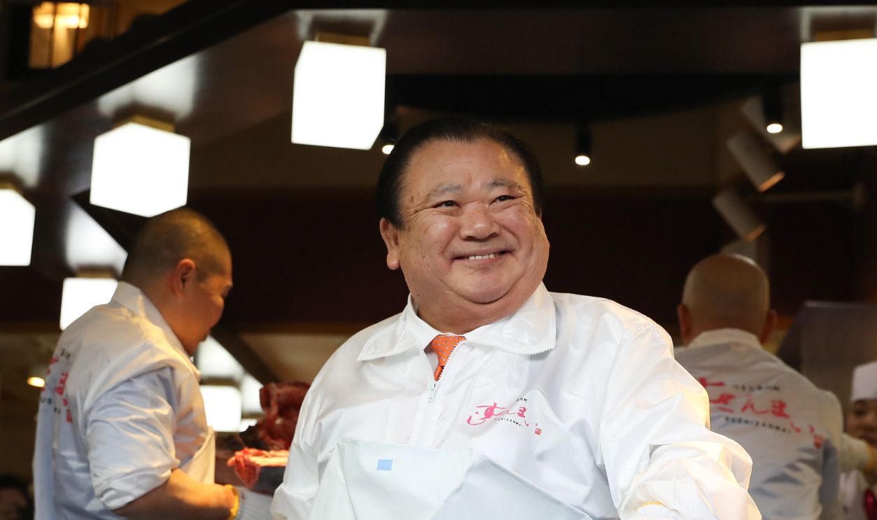  Kiyoshi Kimura, president of Kiyomura Co. center, poses with a tuna in front of one of the company's Sushi Zanmai restaurants after the year's first auction at Toyosu Market on January 05, 2020 in Tokyo, Japan. Kiyomura Co., which operates the Sushi Zanmai restaurant chain, purchased the tuna weighing 276 kilogram for 193.2 million yen at the year's first auction. 
