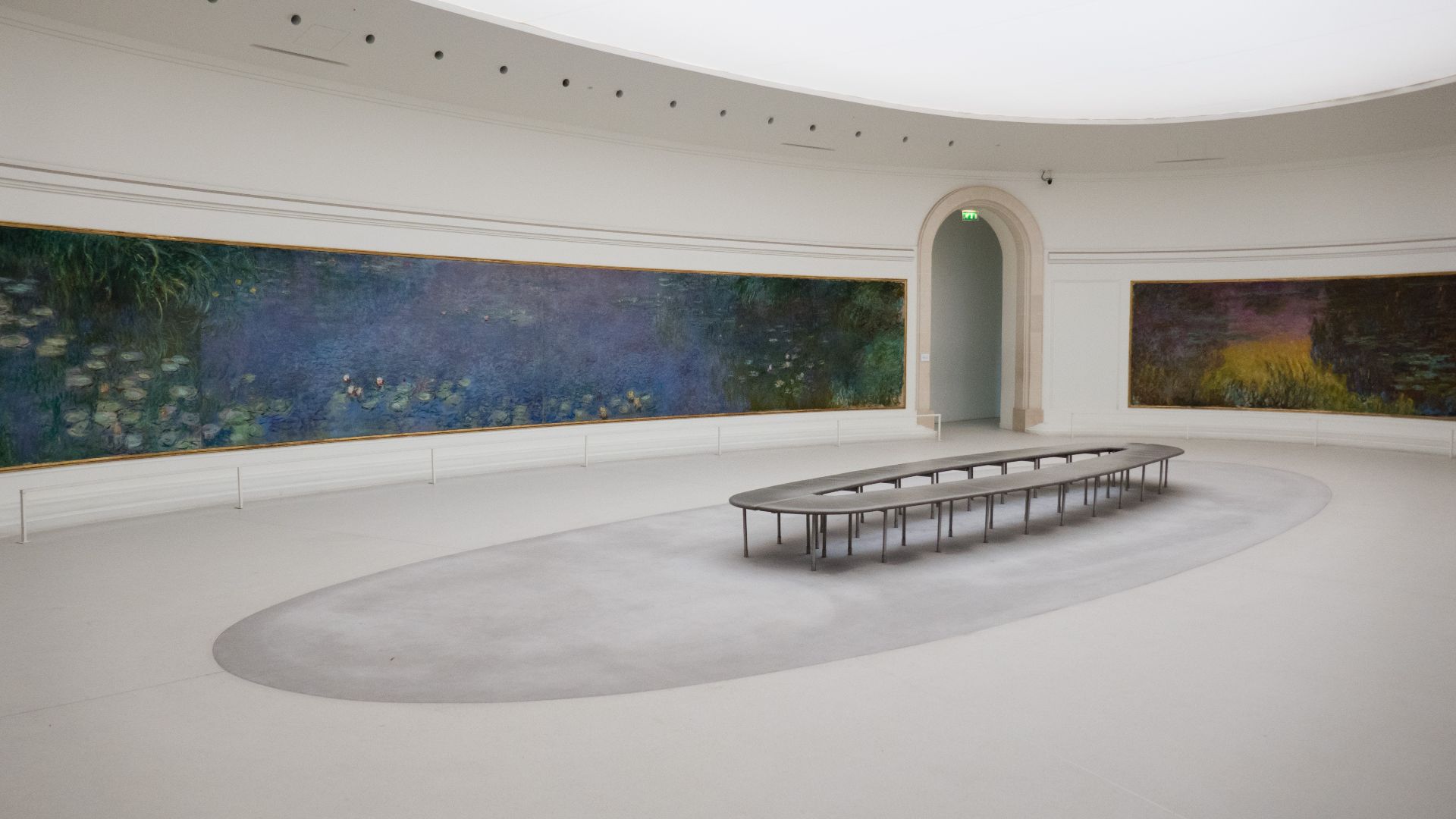 File:Musée de L'Orangerie Water Lilies Room.jpg