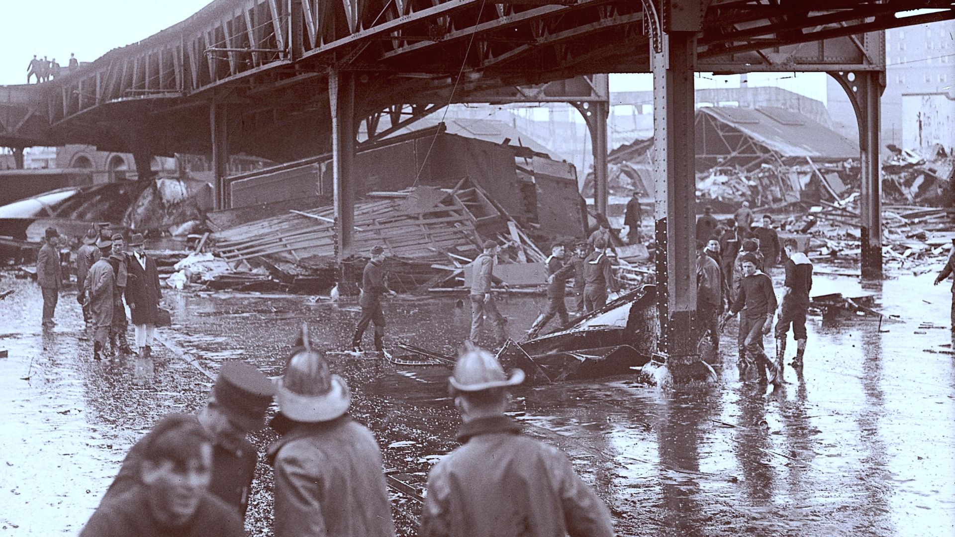 File:GreatMolassesFlood 1919-Wreckage under the elevated tracks.jpg