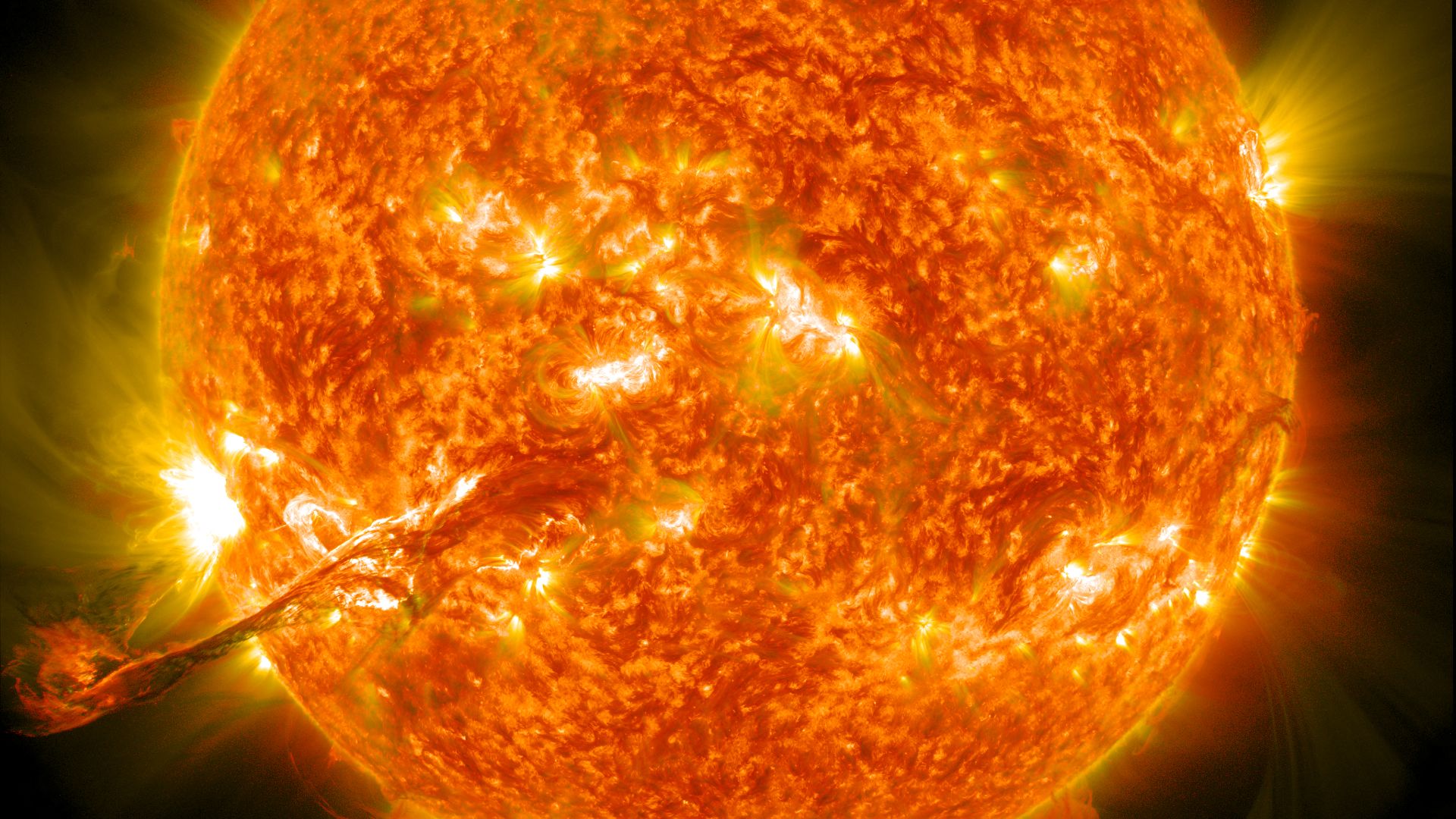 File:Coronal mass ejection erupts on the Sun, 31 August 2012.jpg