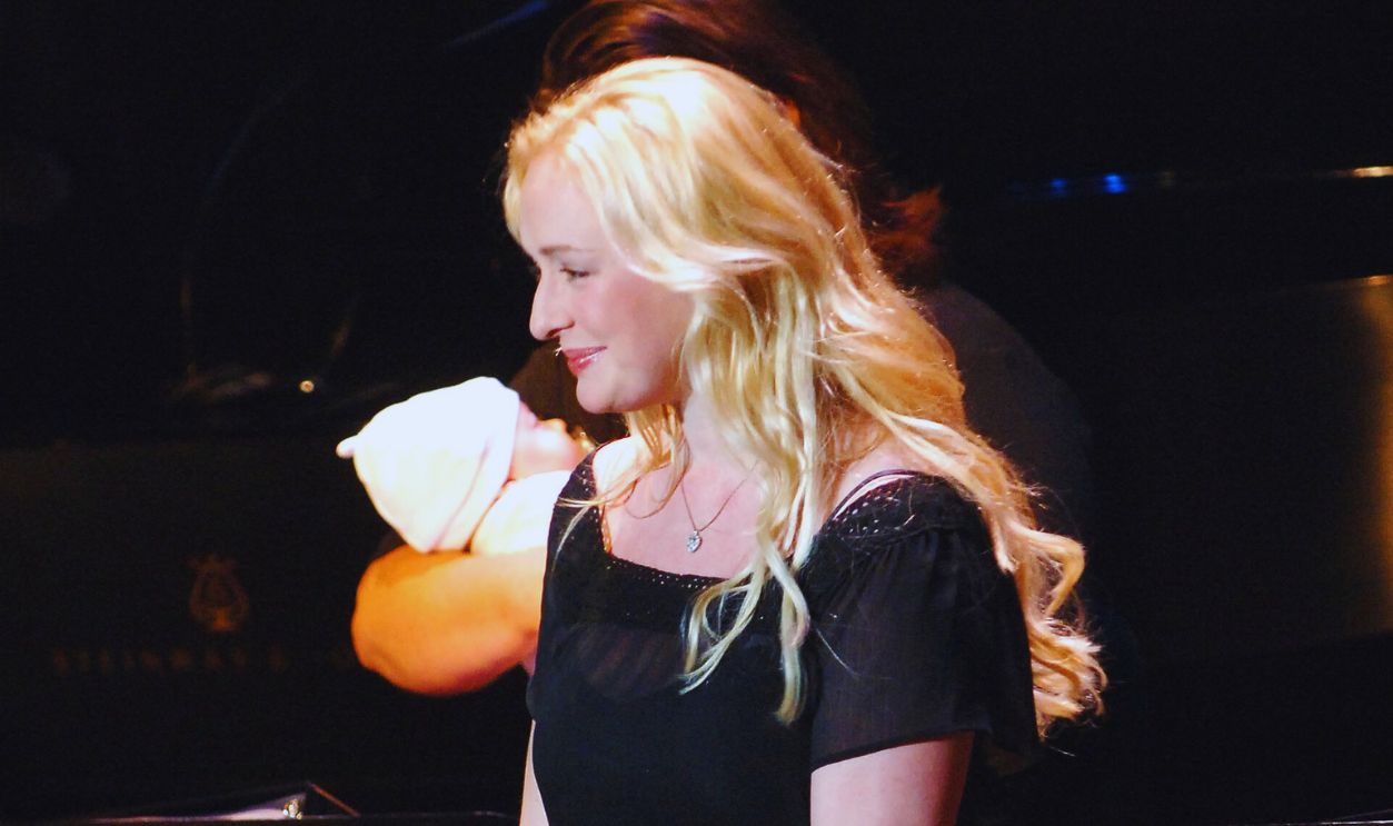 Gettyimages - 71265812, V-Day Presents Any One Of Us: Words From Prison NEW YORK - JUNE 21: Singer Mindy McCready performs at the V-Day Presentation of Any One Of Us: Words From Prison at Alice Tully Hall - Lincoln Center June 21, 2006 in New York City.