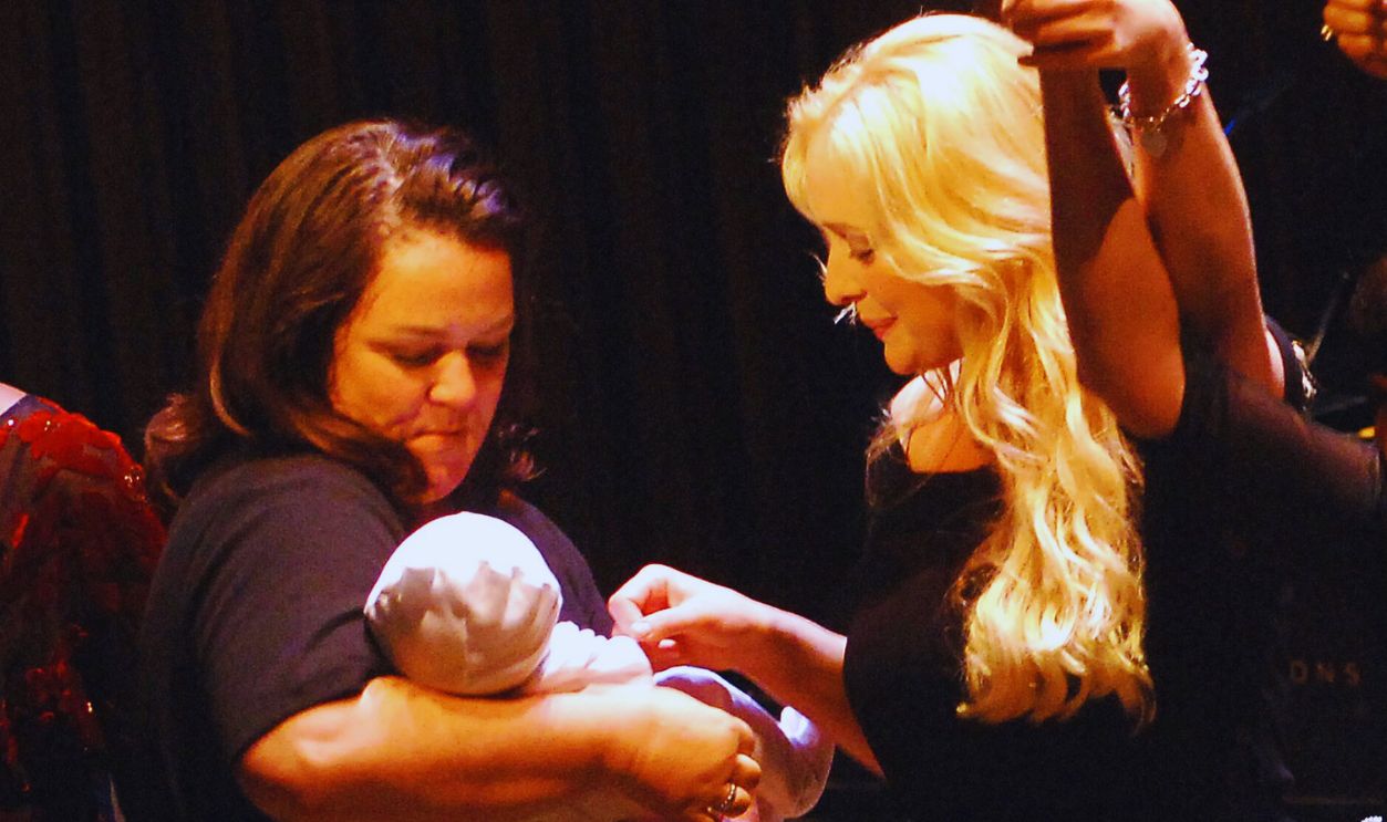 Gettyimages - 71265840, V-Day Presents Any One Of Us: Words From Prison NEW YORK - JUNE 21: Singer Mindy McCready (R) raises her arm after performing as Rosie O'Donnell holds McCready's three-month old baby, Zander, at the V-Day Presentation of Any One Of Us: Words From Prison at Alice Tully Hall - Lincoln Center June 21, 2006 in New York City.