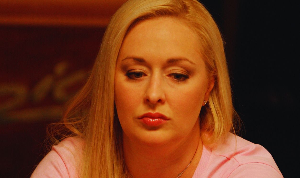 Gettyimages - 81495387, Queens of Heart World Series of Poker LAS VEGAS - JUNE 08: Singer Mindy McCready of the Queens of Heart poker team participates in the Ladies No-Limit Hold 'em poker tournament at the World Series of Poker at the Rio Hotel & Casino June 8, 2008 in Las Vegas, Nevada. A portion of the proceeds from the team will benefit the Nevada Cancer Institute.