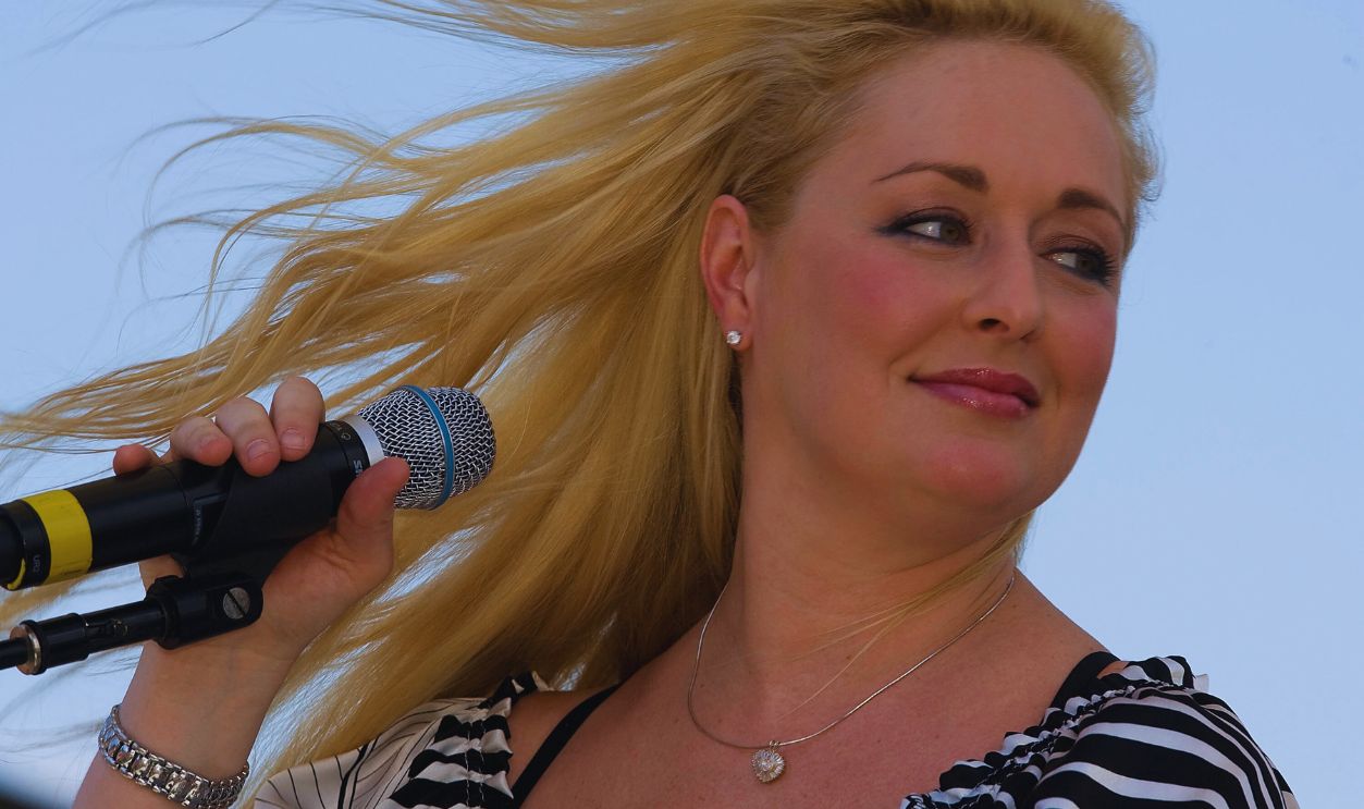 Gettyimages - 81479336, 2008 CMA Music Festival - Greased Lightning Daytime Stages - Day 1 NASHVILLE, TN - JUNE 05: Mindy McCready performs at the Greased Lightning Daytime Stages during the 2008 CMA Music Festival on June 5, 2008 at Riverfront Park in Nashville, Tennessee.