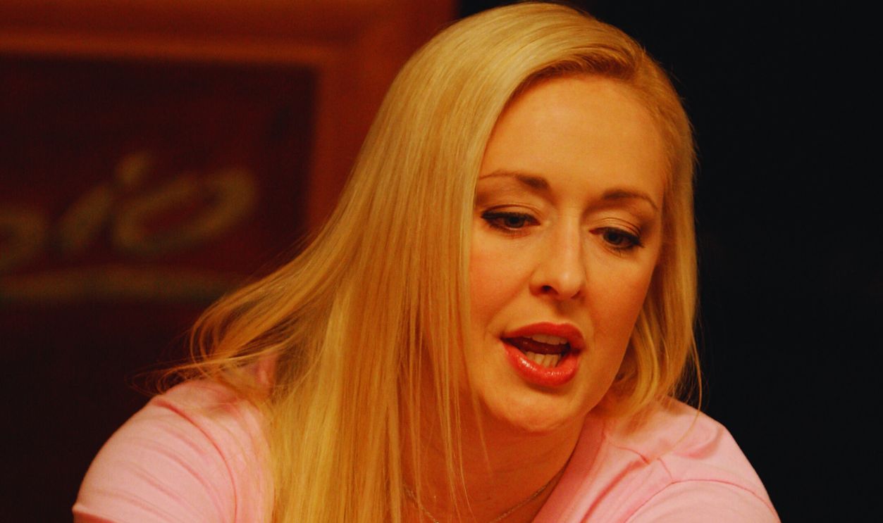 Gettyimages - 81494891, Queens of Heart World Series of Poker LAS VEGAS - JUNE 08: Singer Mindy McCready of the Queens of Heart poker team participates in the Ladies No-Limit Hold 'em poker tournament at the World Series of Poker at the Rio Hotel & Casino June 8, 2008 in Las Vegas, Nevada. A portion of the proceeds from the team will benefit the Nevada Cancer Institute.