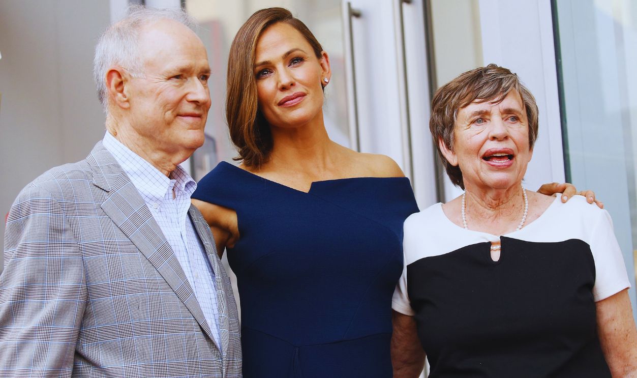 Gettyimages - 1020210888, Jennifer Garner Honored With Star On The Hollywood Walk Of Fame HOLLYWOOD, CA - AUGUST 20: Jennifer Garner (C) and her parents attend the ceremony honoring Jennifer Garner with a Star on The Hollywood Walk of Fame held on August 20, 2018 in Hollywood, California.