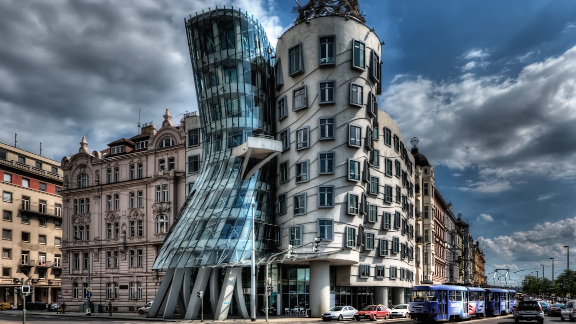 File:Dancing House, Prague (5651359716).jpg