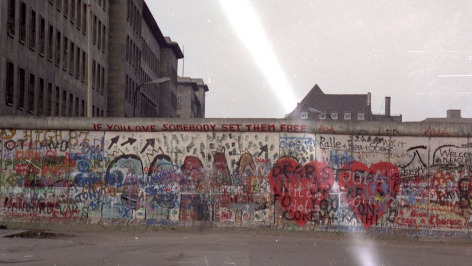 File:Berlin wall 1988.jpg