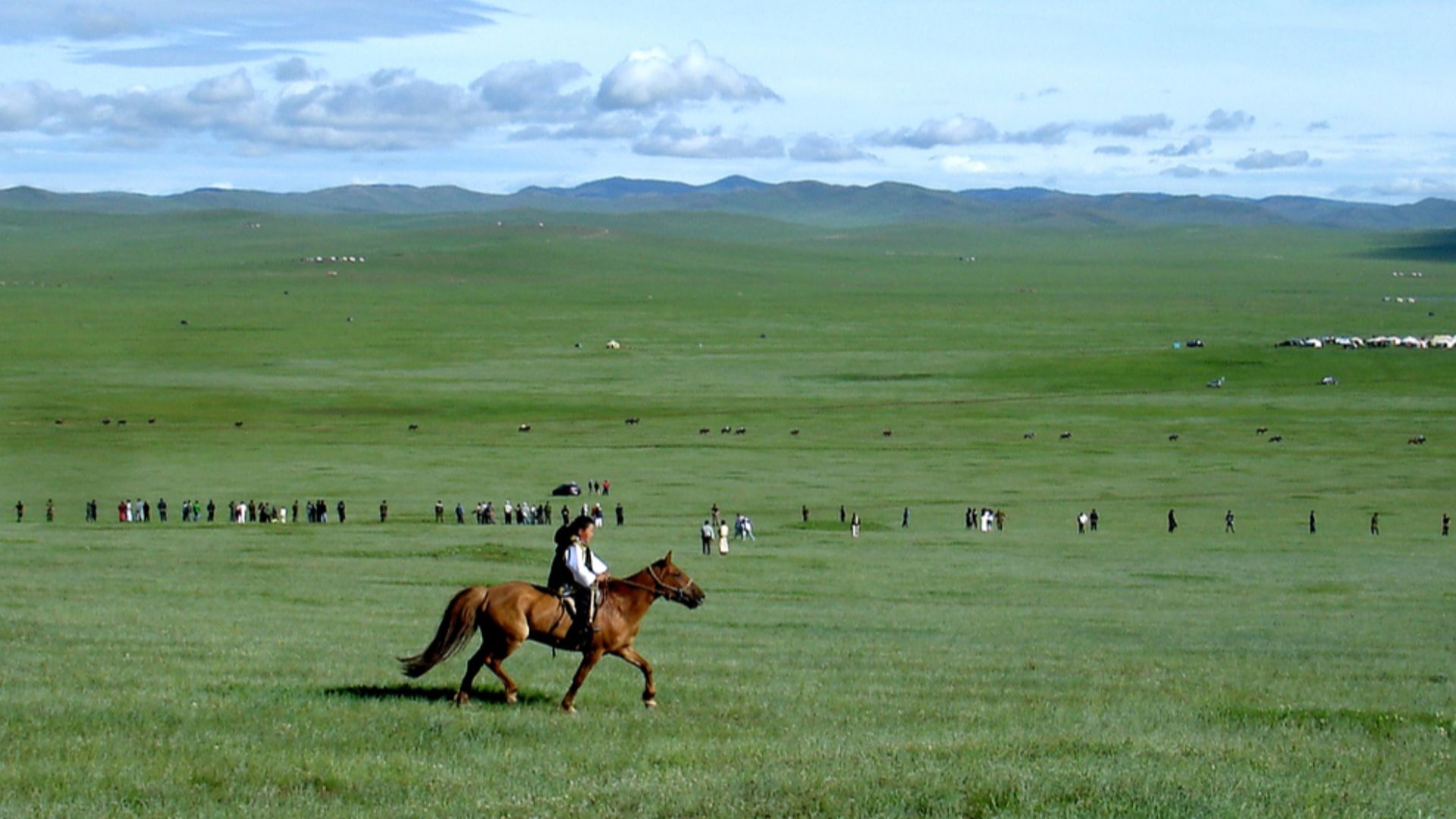 File:Horse race in mongolian steppes.jpg