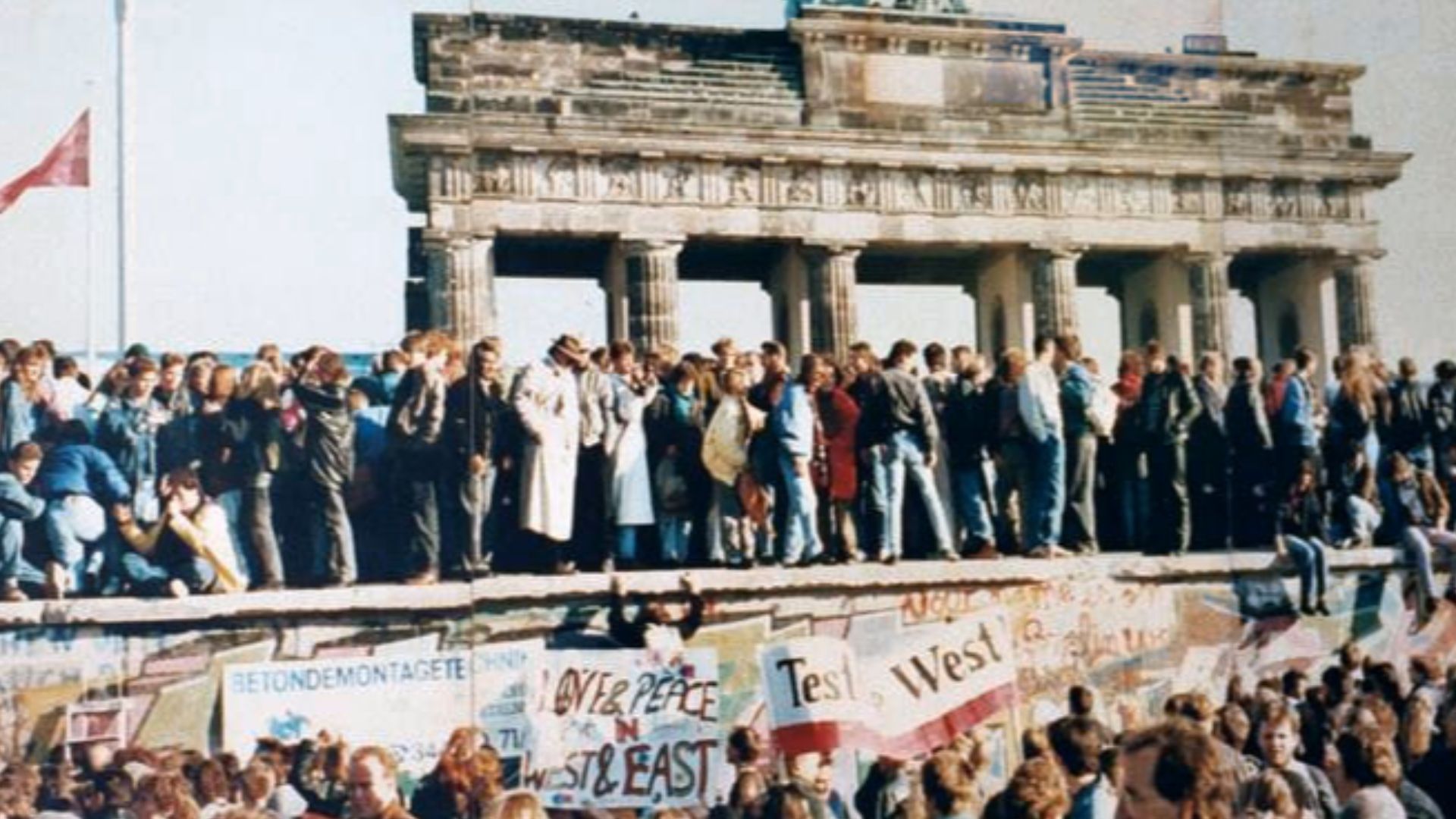 File:West and East Germans at the Brandenburg Gate in 1989.jpg