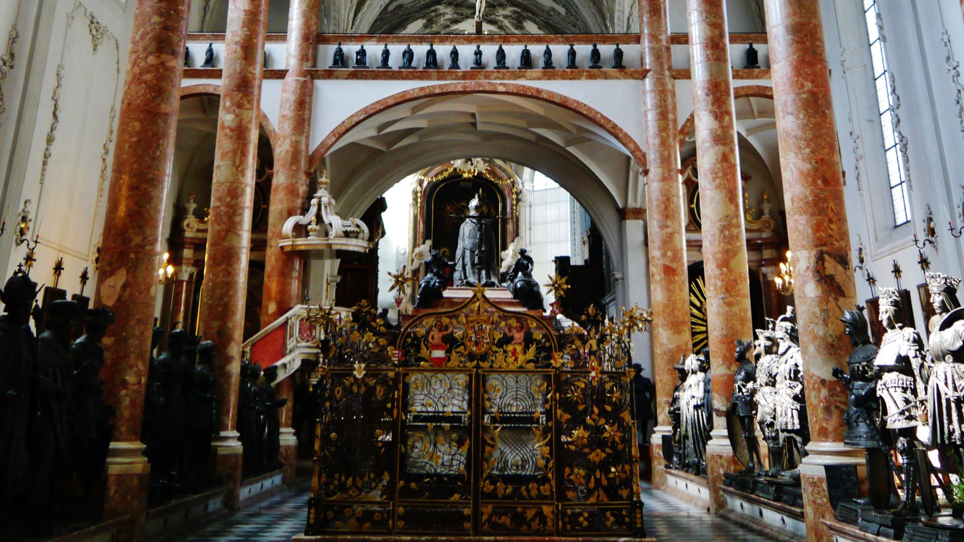 File:Innsbruck Hofkirche Innen Langhaus Ost 4.jpg