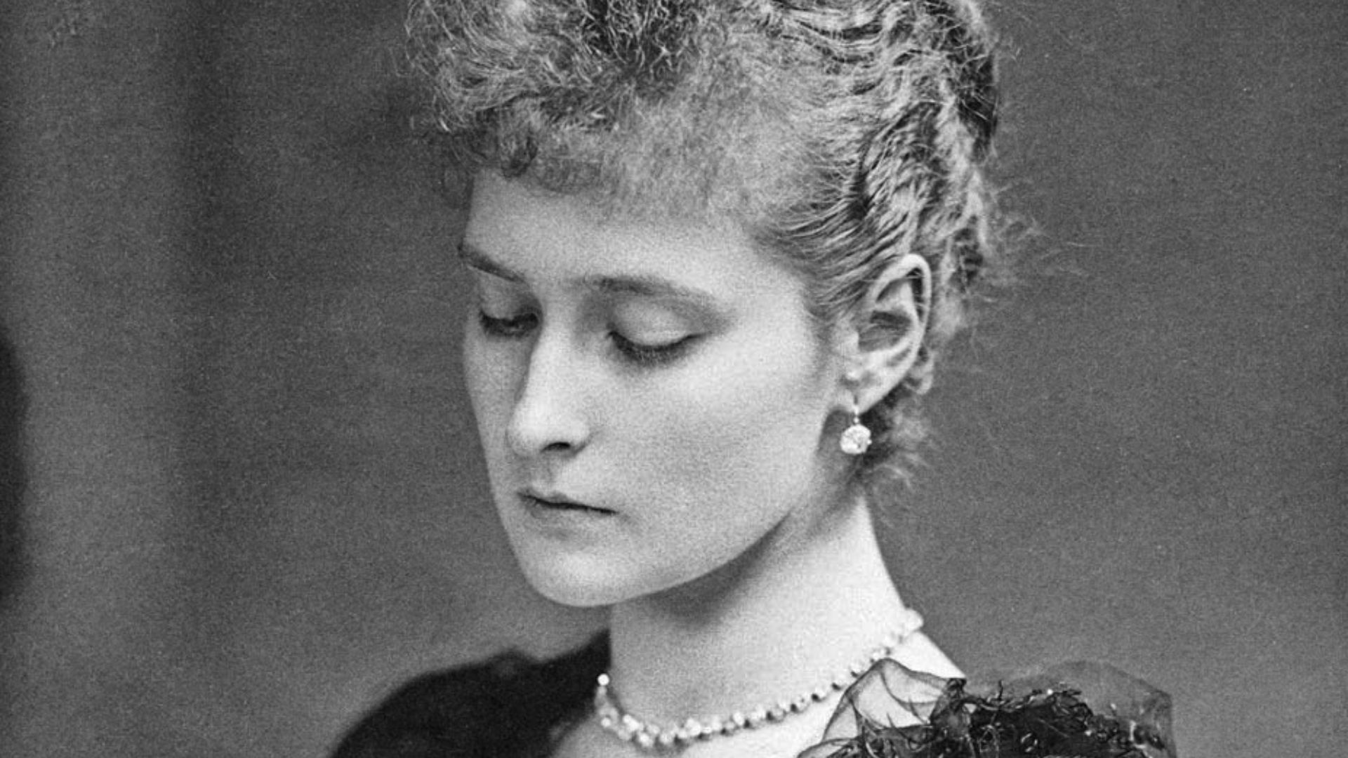 File:Princess Alix of Hesse 1890.jpg