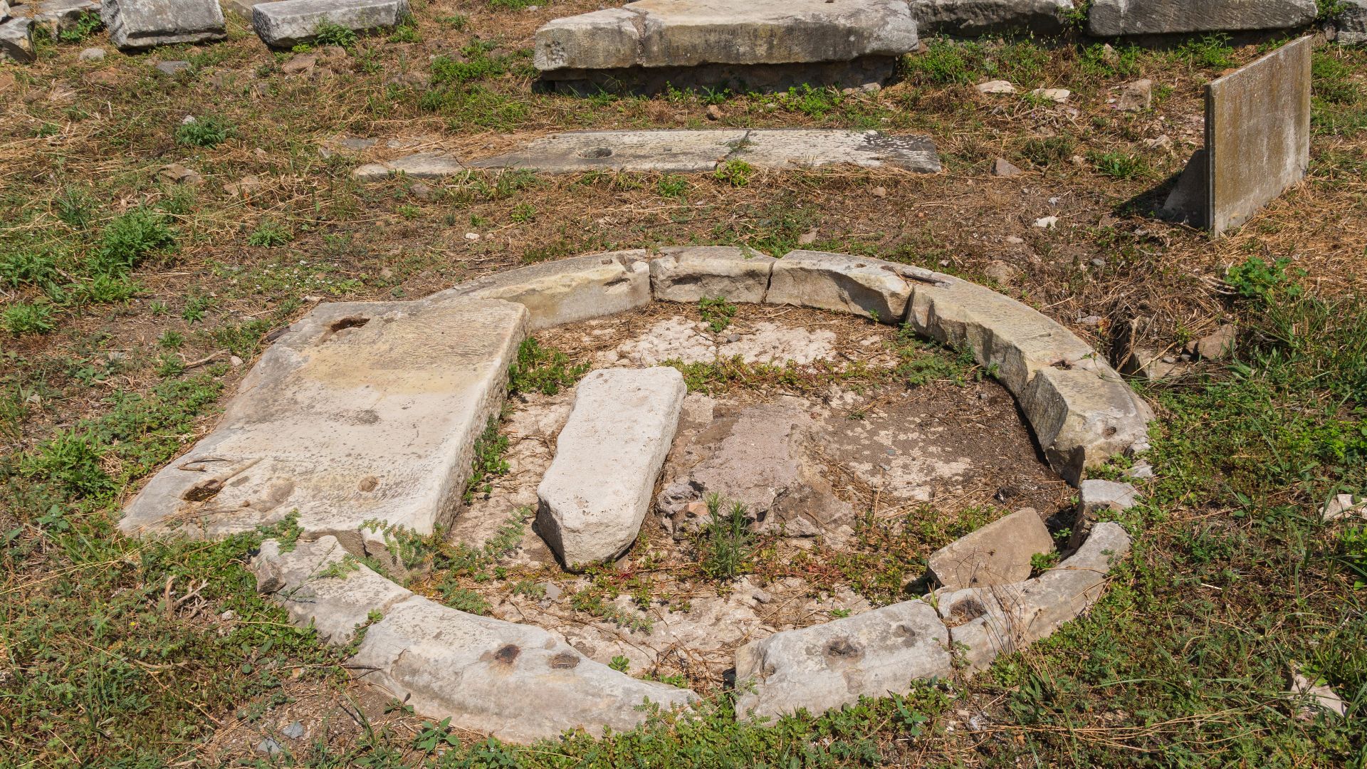 File:Shrine Venus cloacina remains forum romanum Rome Italy.jpg