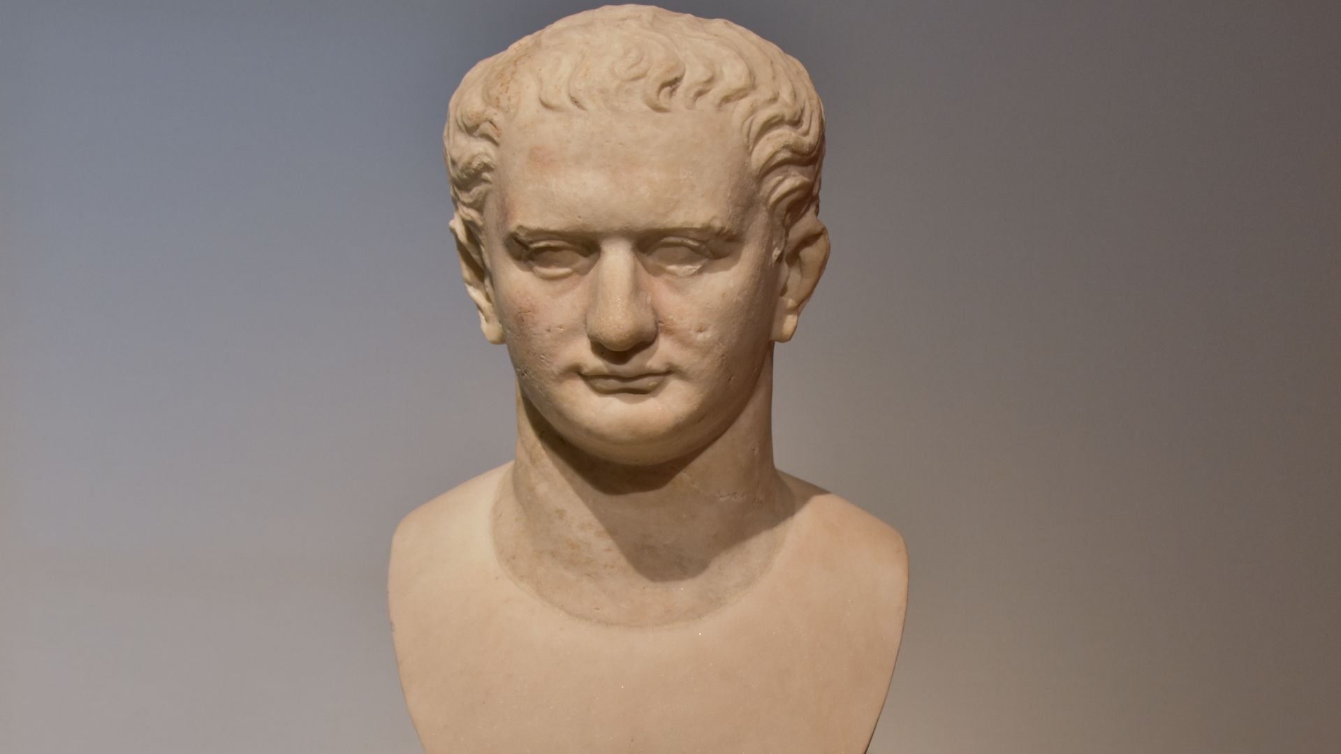 File:Roman emperor Domitian, 81-96; Altes Museum, Berlin (40147541692).jpg