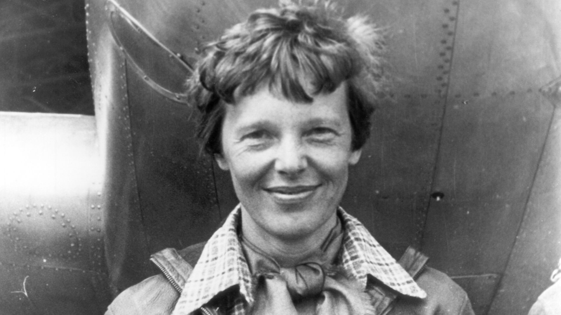 File:Amelia Earhart standing under nose of her Lockheed Model 10-E Electra, small.jpg