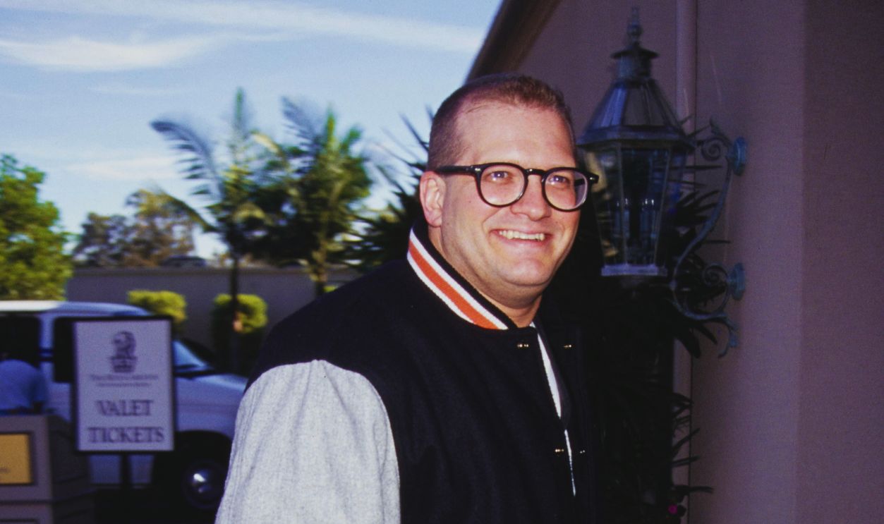 Gettyimages - 1432499864, Drew Carey Drew Carey walking into a building for an event, United States, circa 1994. 