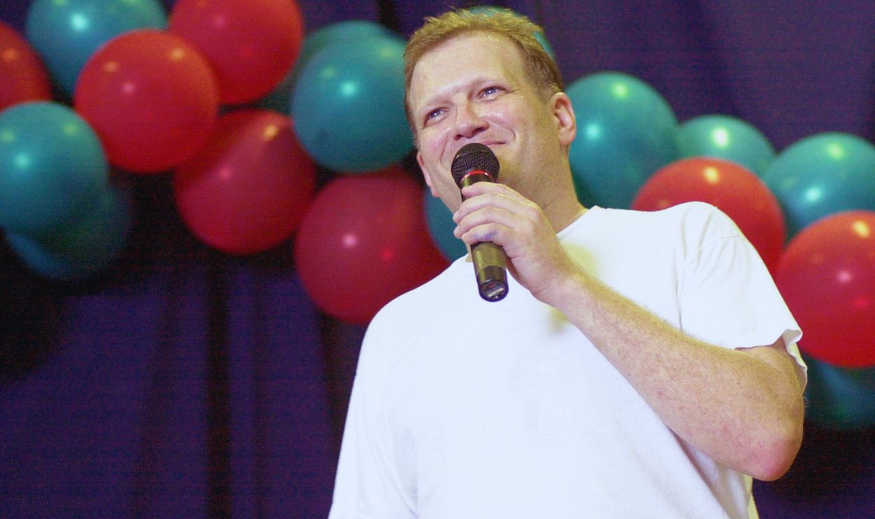 Gettyimages - 50308027, Drew Carey Actor/comedian Drew Cary telling jokes during his performance in the USO Show on board USS Bataan.